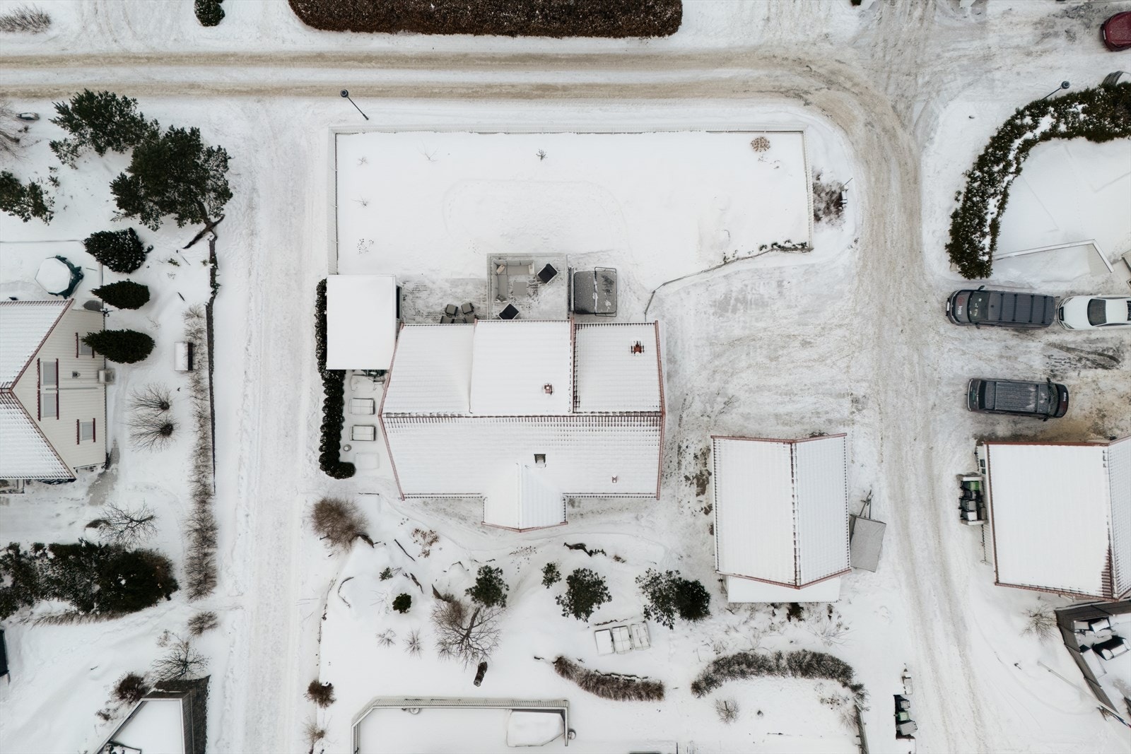 Tomten måler ca. 719,8 kvm og inneholder godt med boltreplass for små og store! Galleribilde
