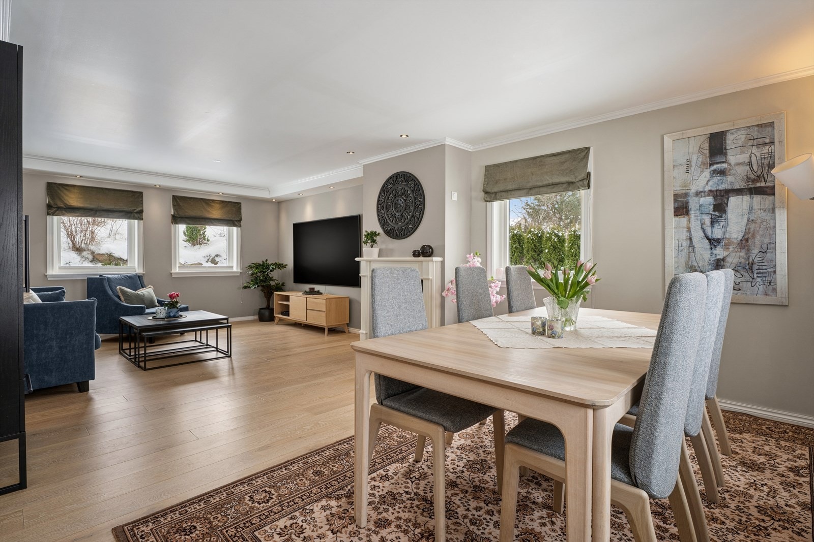 Her er det god plass til både sofagruppe, lesekrok og spisestue i ulike soner. Galleribilde