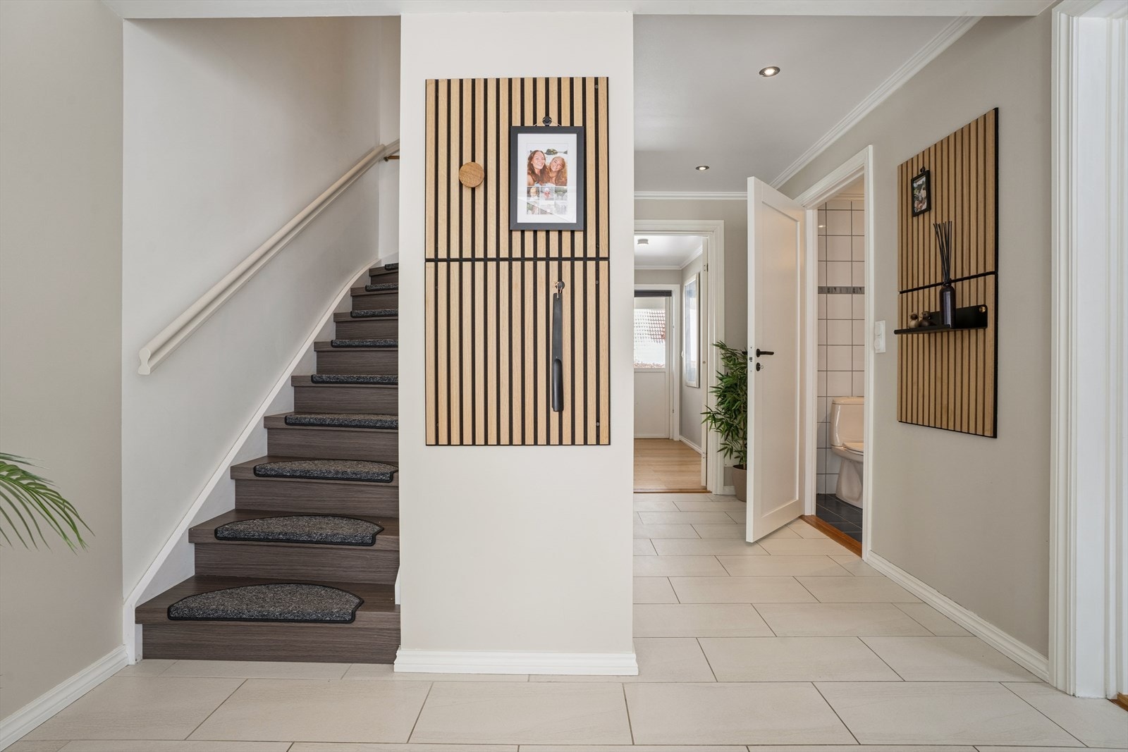 Velkommen inn i en lys og luftig entré med gode muligheter for oppbevaring av sko og yttertøy i skyvedørsgarderobe. Entréen er flislagt som gjør det praktisk og holde rent. Galleribilde