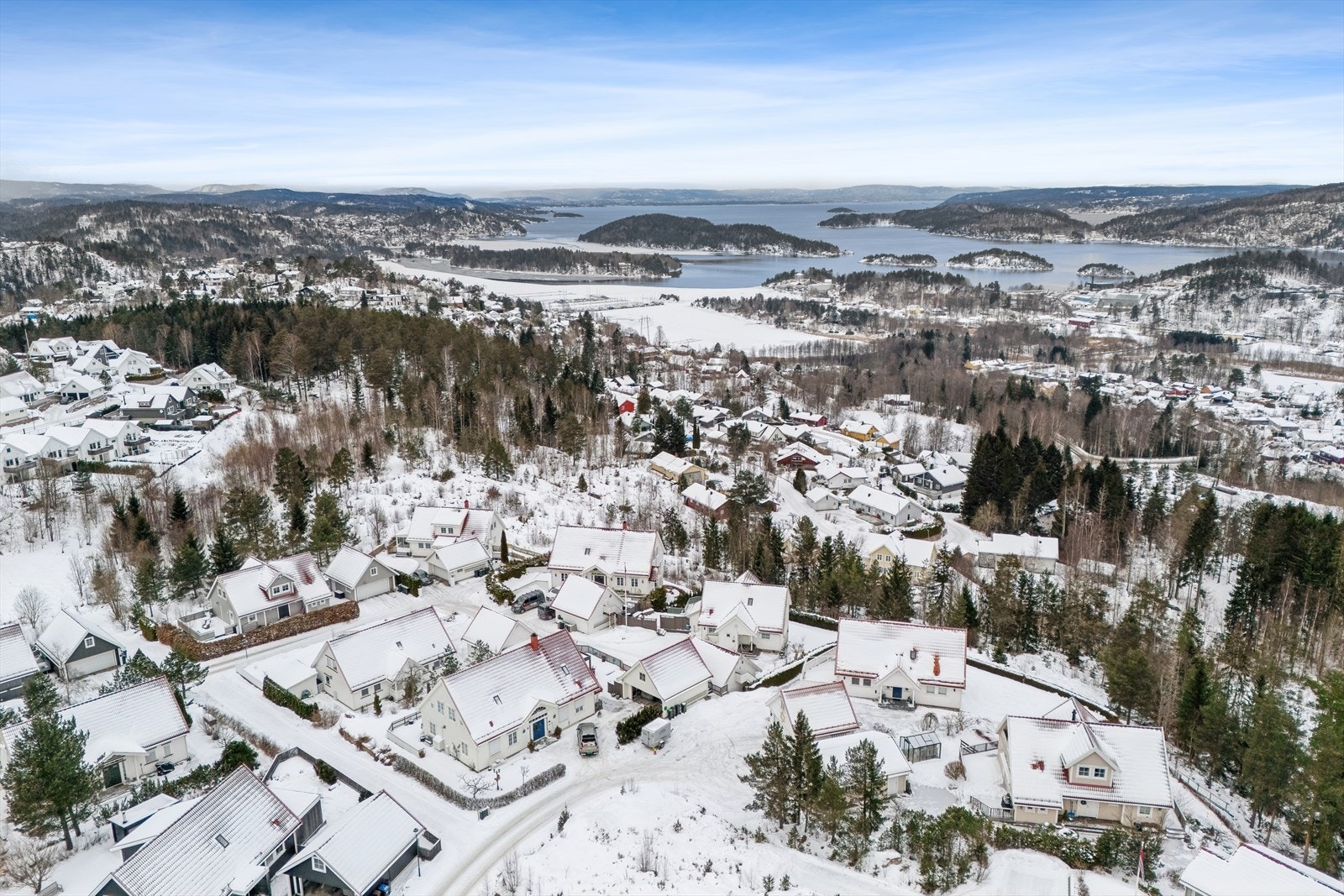 Her bor man barnevennlig til i et attraktivt boligområde med kort avstand til det meste man trenger i hverdagen. Galleribilde
