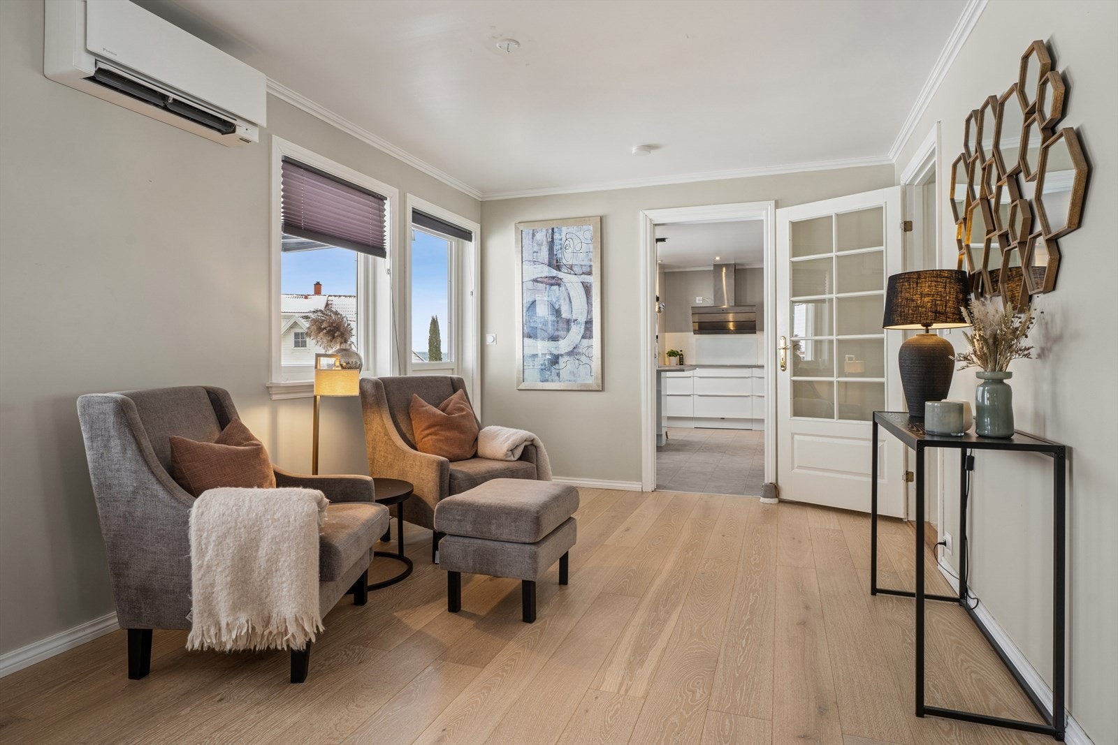 Herlig sitteplass ved vinduene, godt egnet som lesekrok. Videre utgang til terrasseområdet. Galleribilde