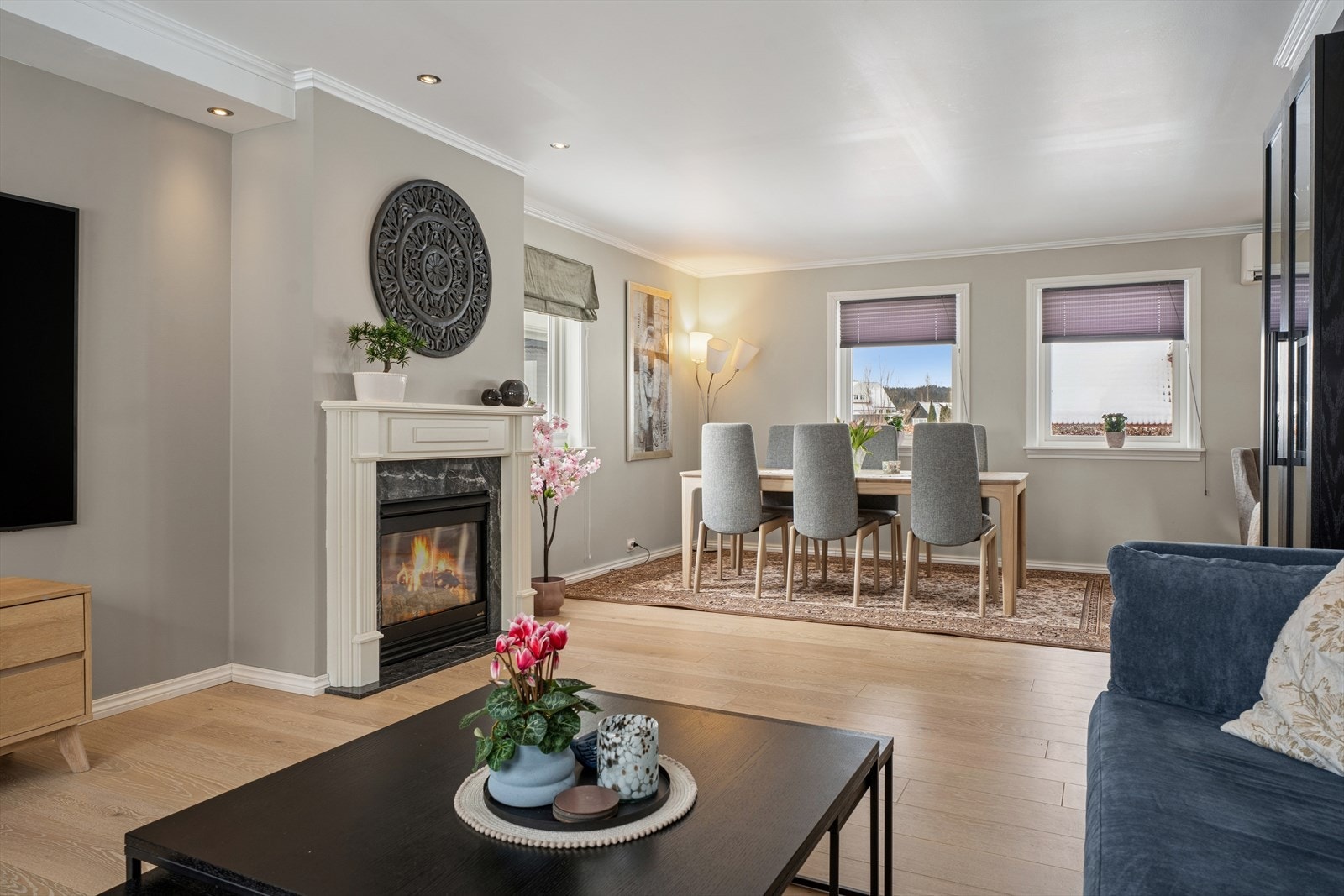 I 1. etasje ligger boligens sosiale oppholdsrom; stuen/spisestuen med gode møbleringsmuligheter. Galleribilde