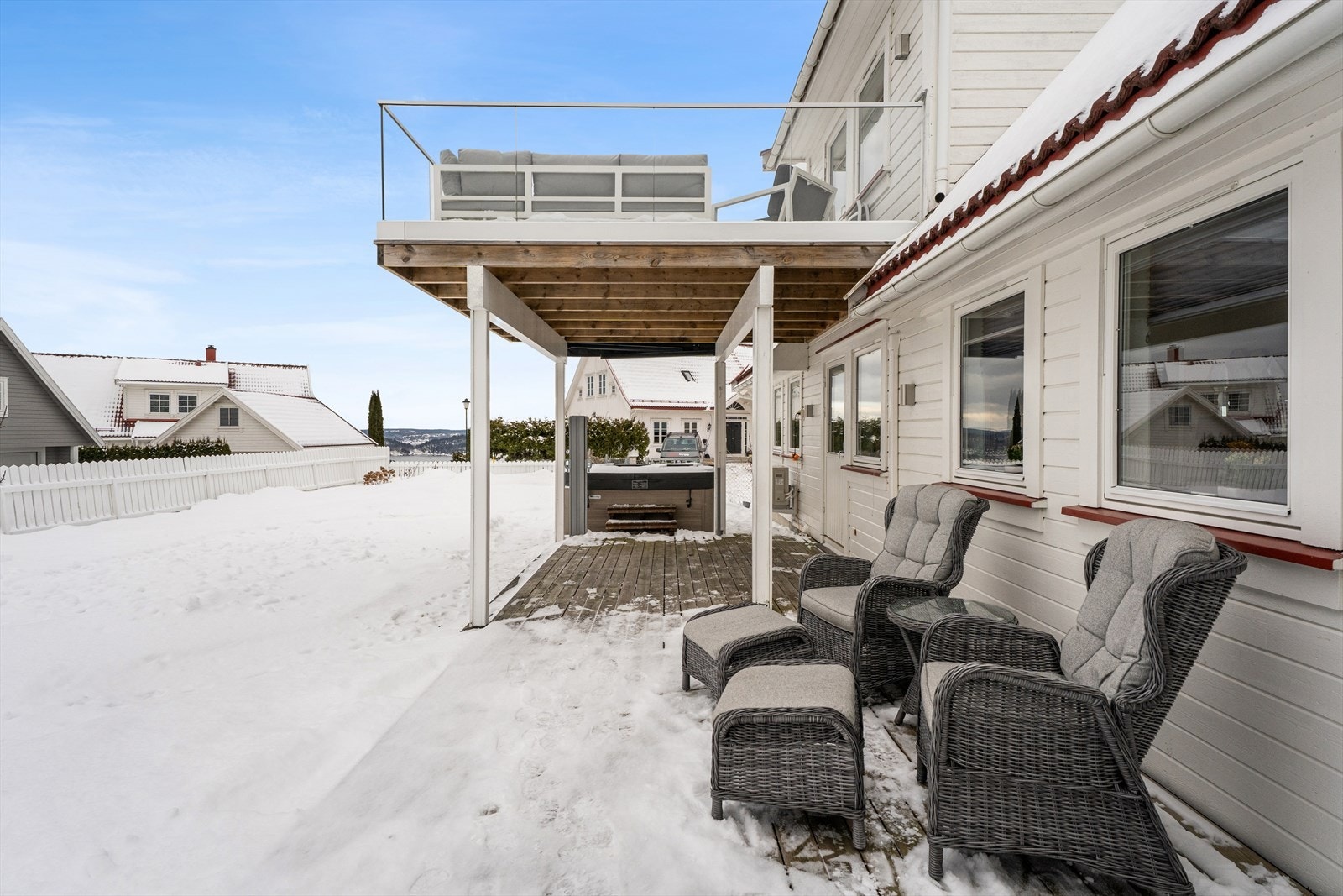 Hagen er flott opparbeidet med plen og diverse beplanting. Terrasse med utgang fra stuen. Galleribilde