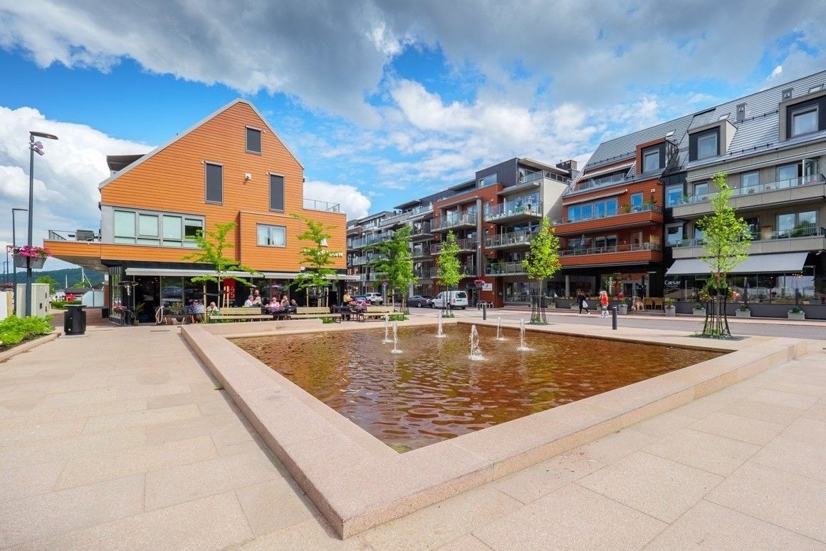 Sætre sentrum med spisesteder, badeplass, butikker mm. Galleribilde