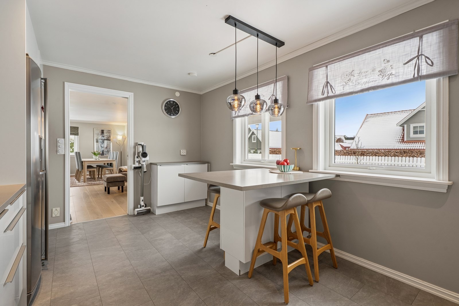 Kjøkkenøy med plass til stoler. Galleribilde