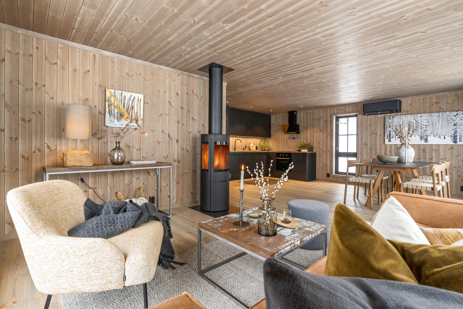 Romslig stue- og kjøkkenløsning på ca. 35 kvm. Galleribilde