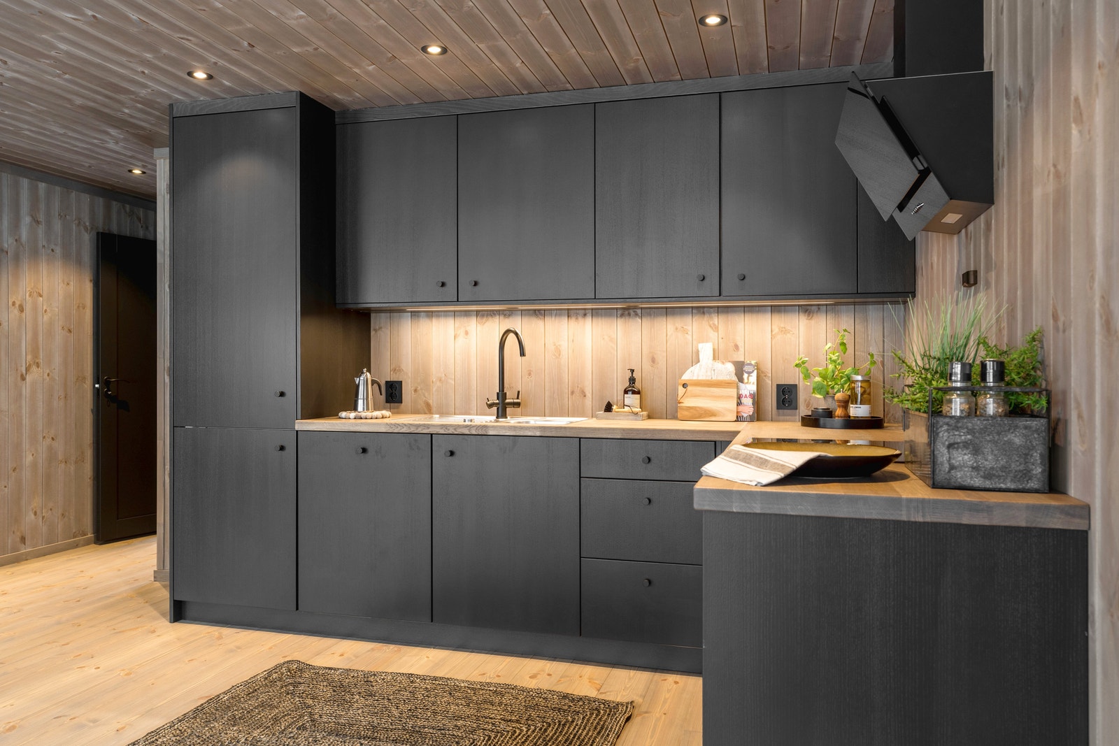 Lekkert snekkerbygget kjøkken fra det lokale firmaet Rodegård Interiør Galleribilde