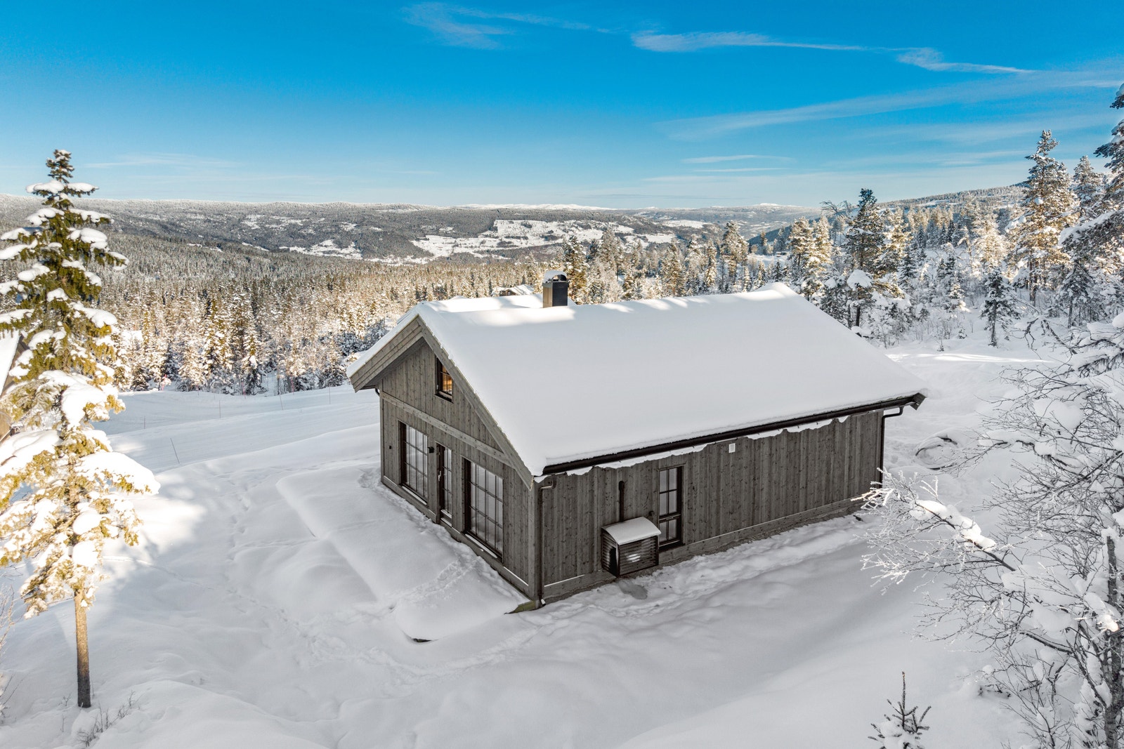 Umiddelbar nærhet til langrennsløype, sykkel- og tursti som ligger rett på nedsiden av hytta Galleribilde