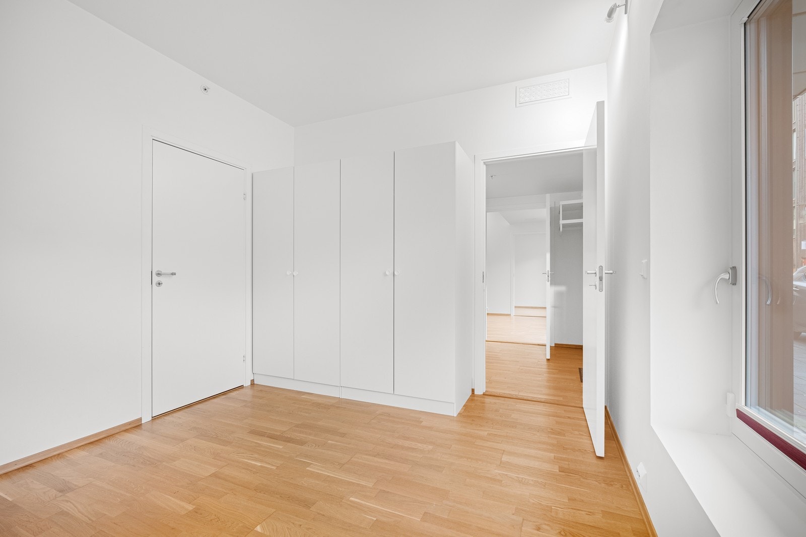 Soverom med garderobeskap Galleribilde