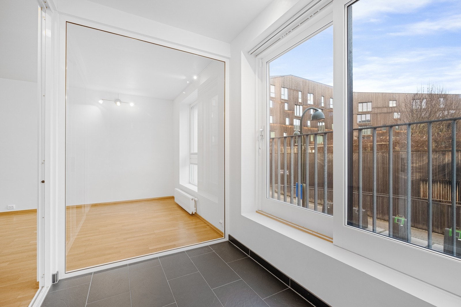 Innglassert balkong med fliser Galleribilde