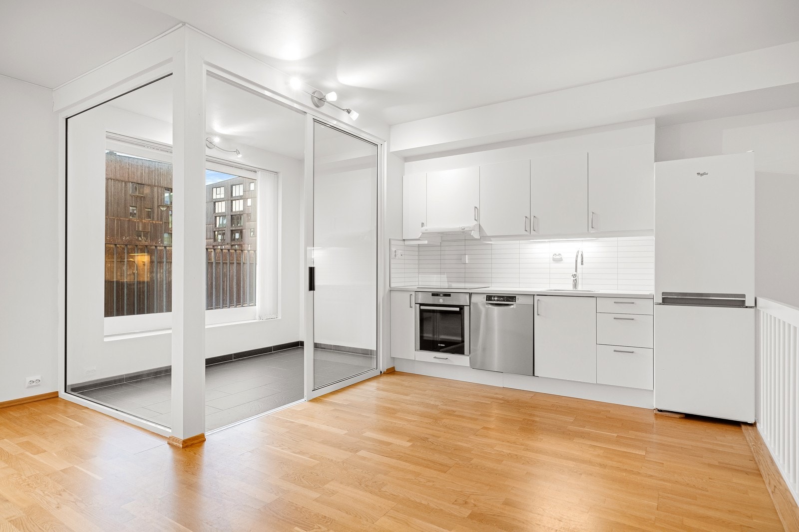 Praktisk kjøkken med hvitevarer Galleribilde