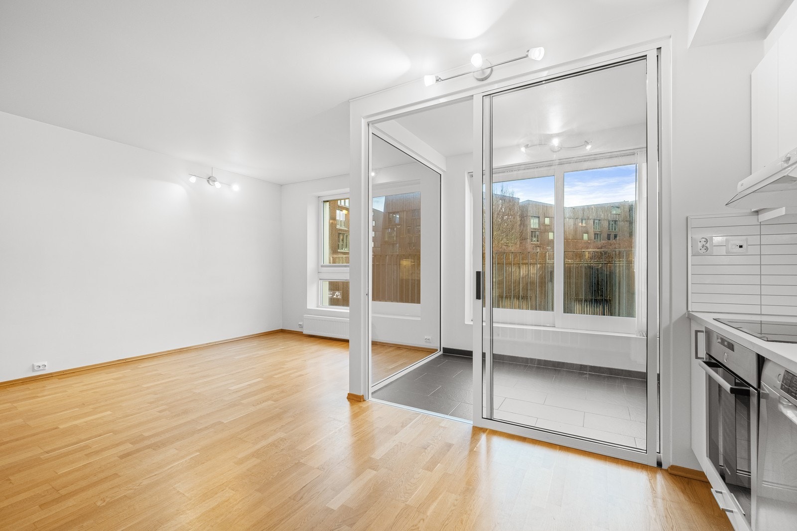 Stue i 2 etg med innglasset balkong Galleribilde