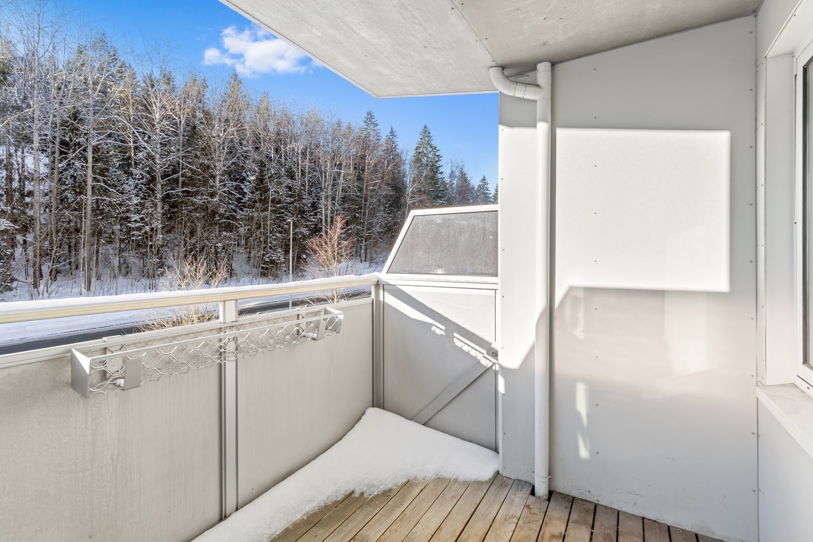 Overbygd, syd-vestvendt balkong. Galleribilde