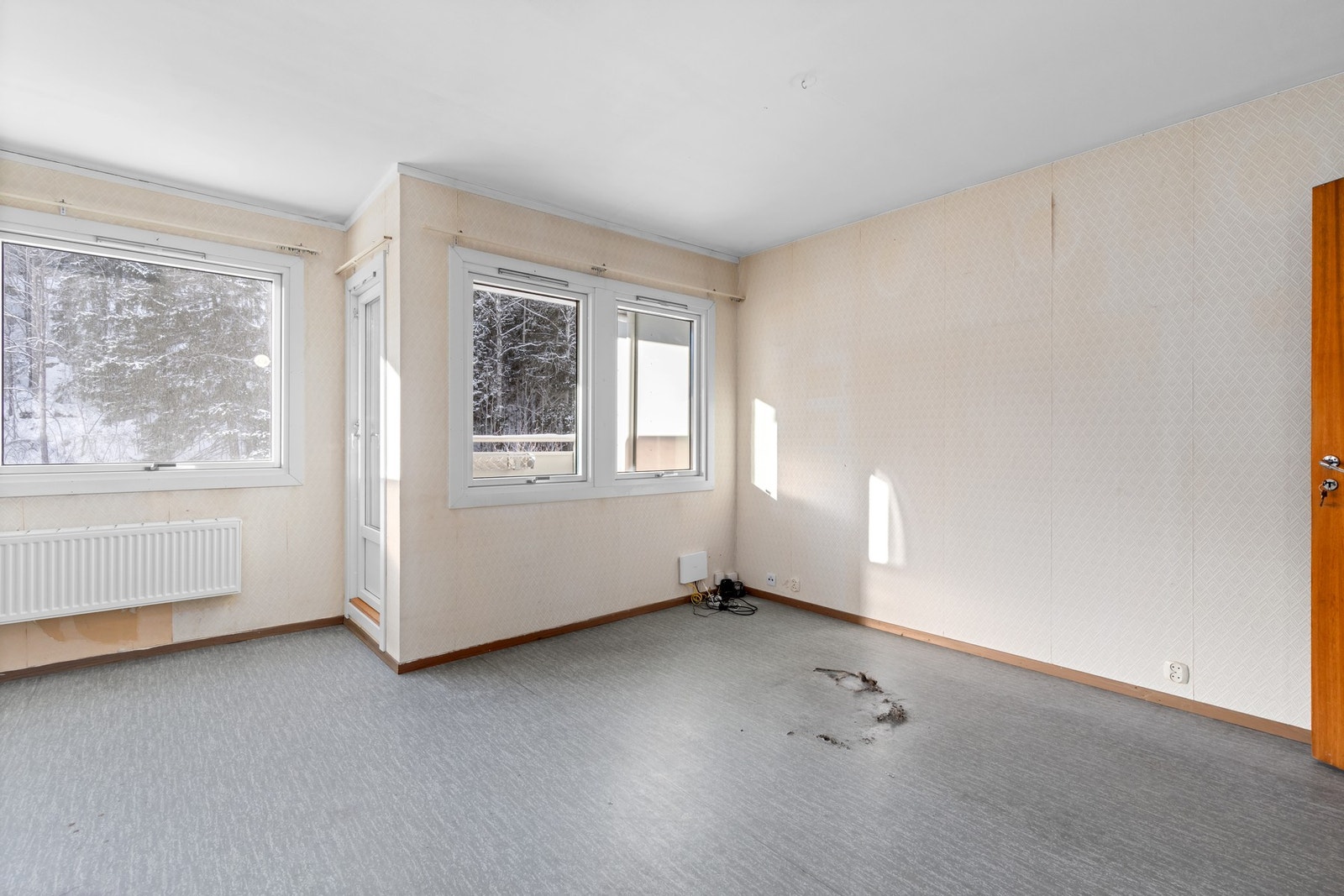 Stue med plass til en spisegruppe og sofagruppe. Galleribilde