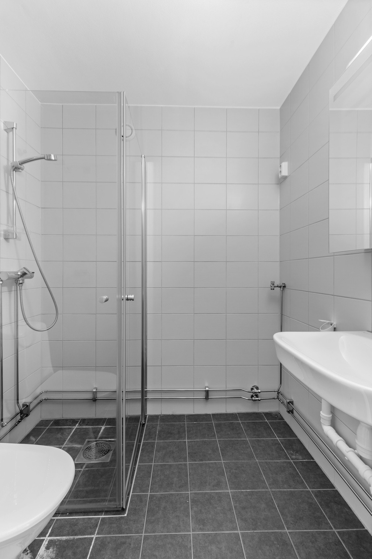 Badet er innredet med servant, klosett og dusj-hjørne. Galleribilde