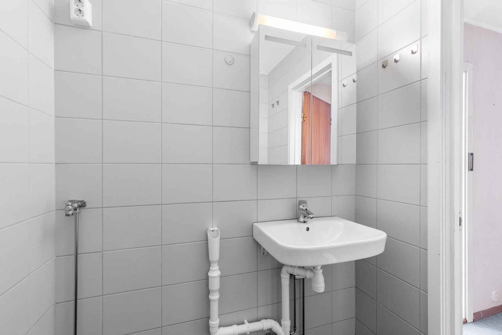 På badet er det opplegg for vaskemaskin. Galleribilde