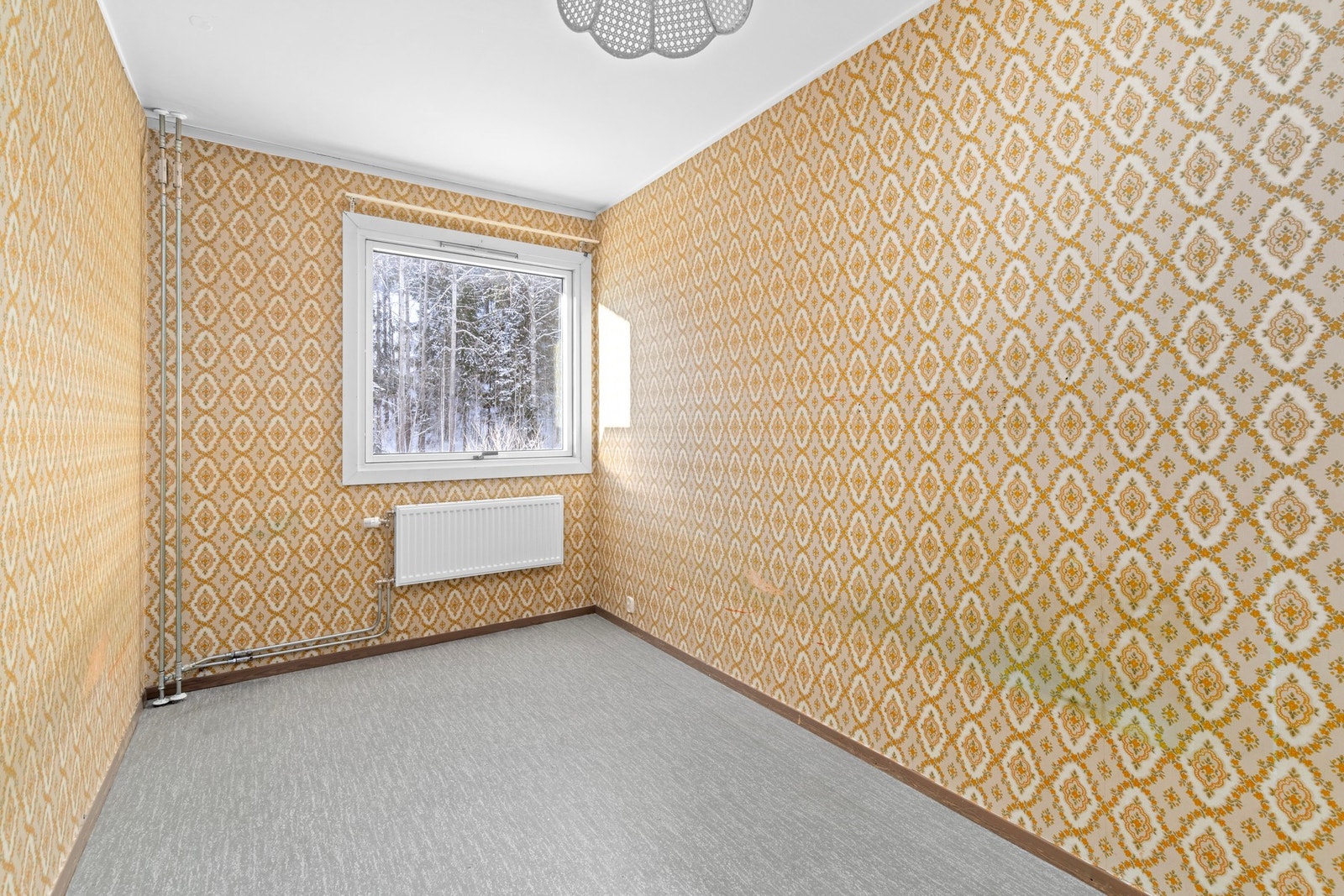 Soverom med plass seng, nattbord og tilhørende møblement. Galleribilde