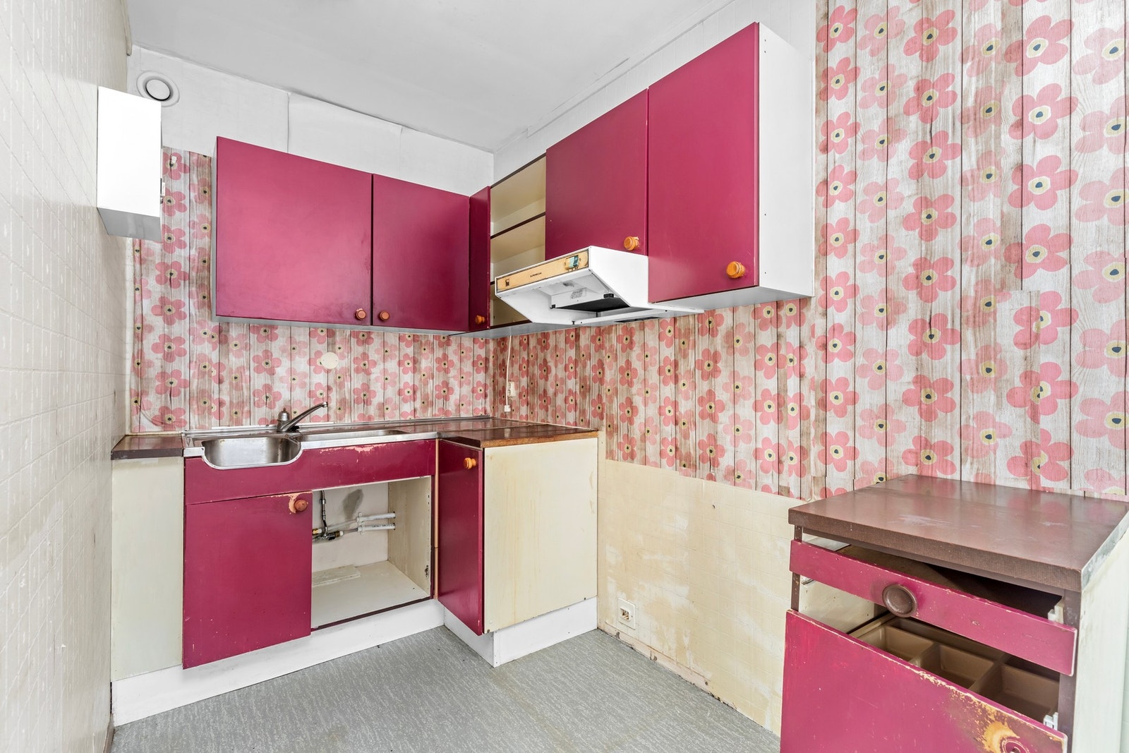 Kjøkkenet har innredning med glatte fronter. Galleribilde