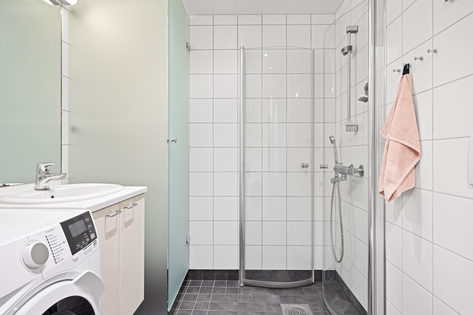 - Pent, tidsriktig bad fra byggeåret 2013 med mekanisk avtrekk - Galleribilde