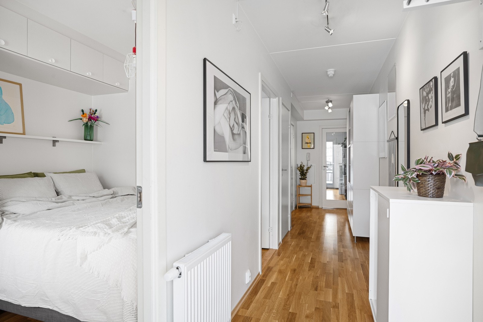 - Mellomgang med adkomst til soverom, intern bod og bad - Galleribilde