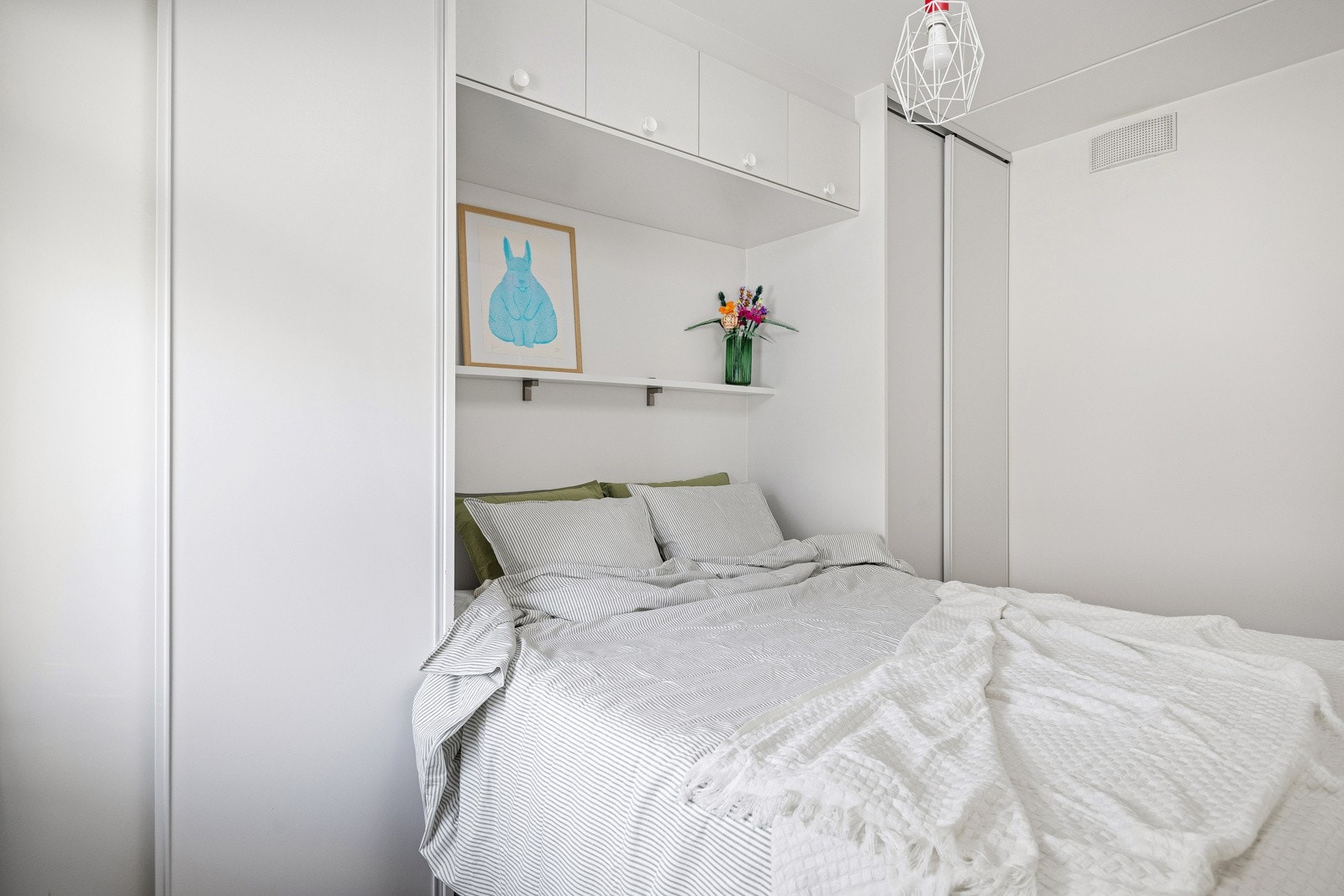 - Soverommet har plass til dobbeltseng og nattbord og har adkomst via to skyvedører fra mellomgang - Galleribilde