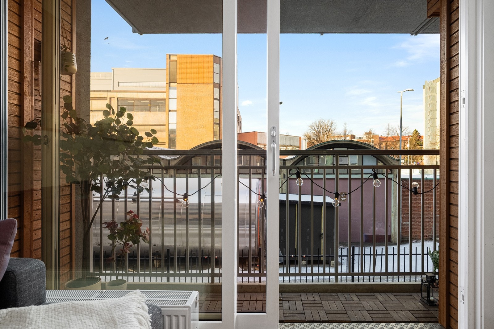 - Utgang fra stue til 2 m² vestvendt balkong - Galleribilde