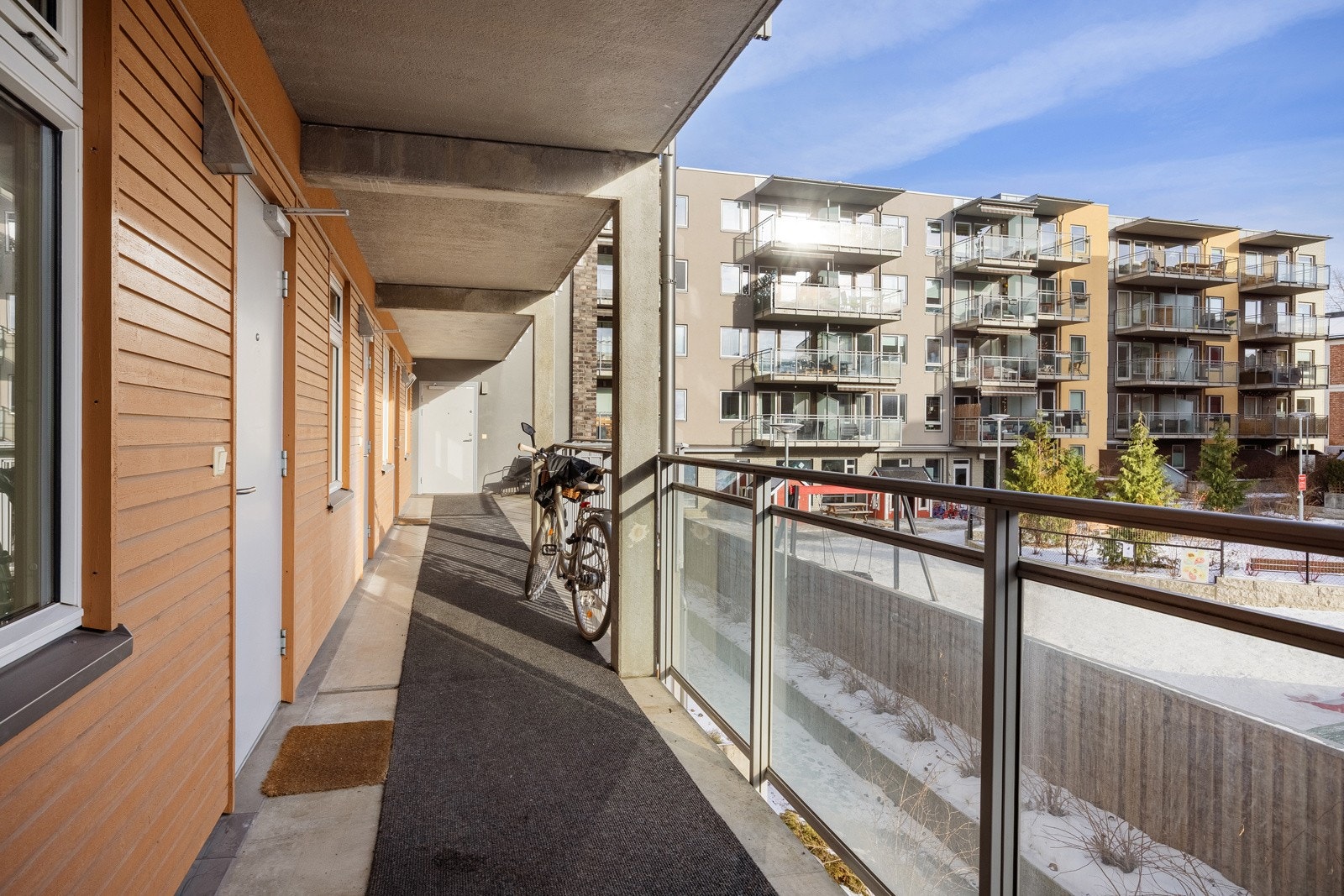 - Adkomst via svalgang mot indre gårdsrom - Galleribilde