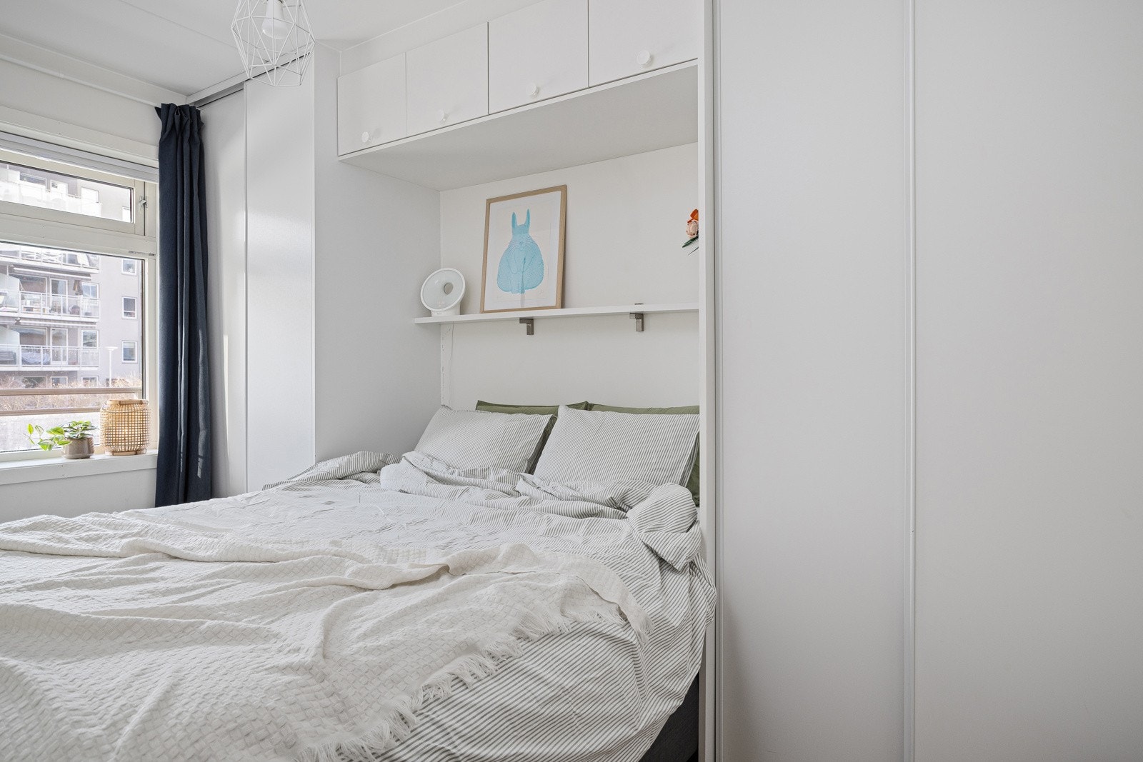 - Stor garderobeløsning medfølger - Galleribilde