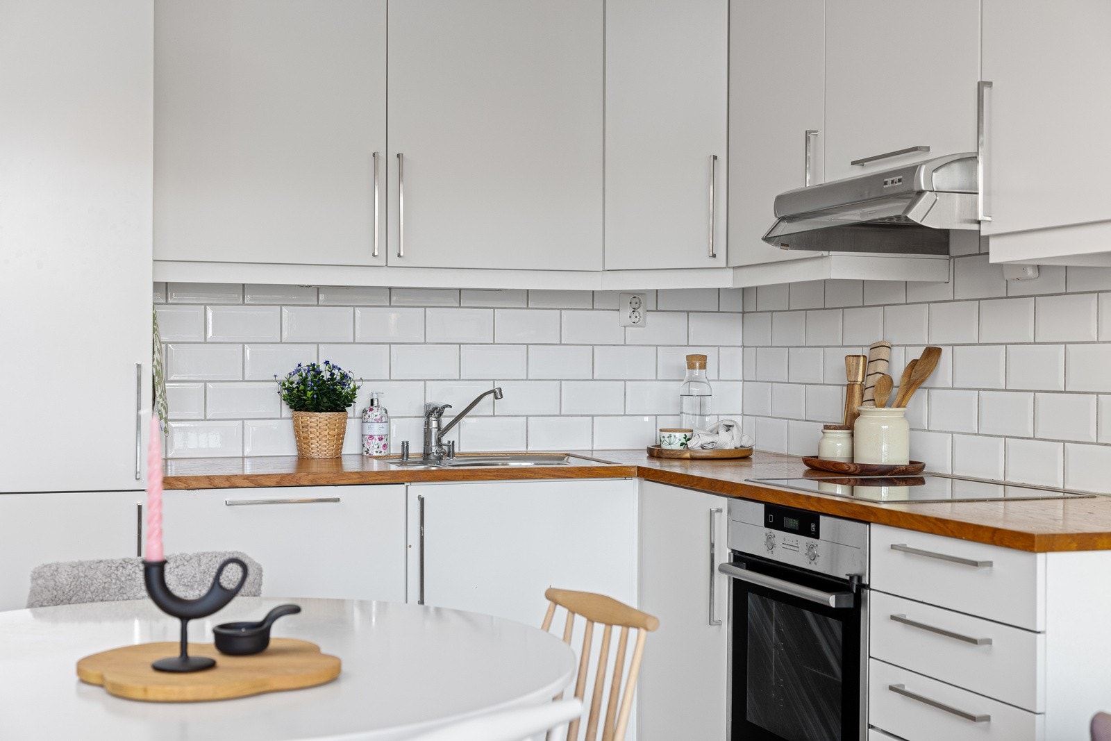 - Ventilator tilkoblet mekanisk avtrekk som drar stekeos ut av leiligheten, lys under overskap og flislagt over benkeplate - Galleribilde