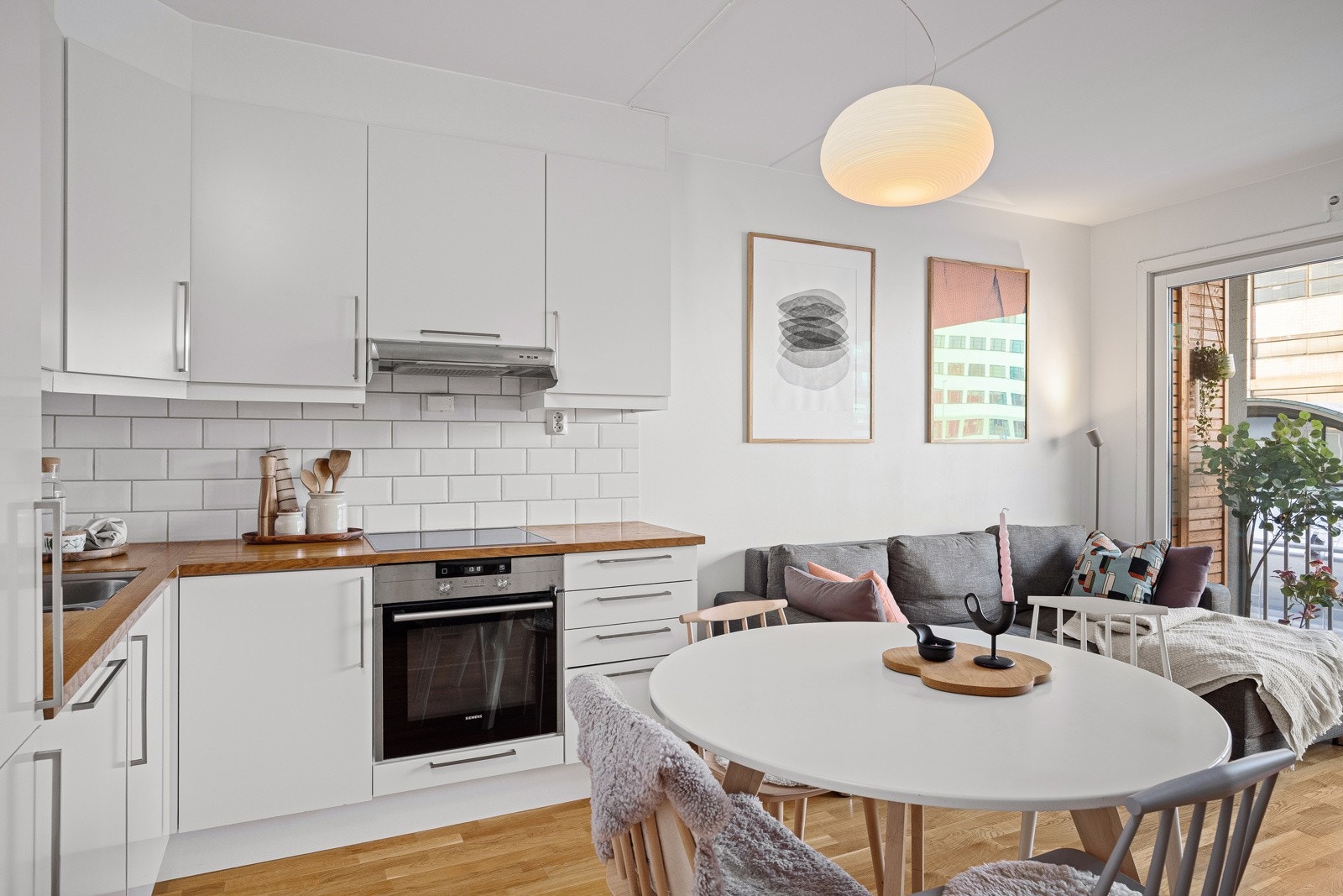 - Åpent kjøkken med pen, moderne innredning fra byggeåret 2013 med glatte fronter og god skap- og benkeplass - Galleribilde