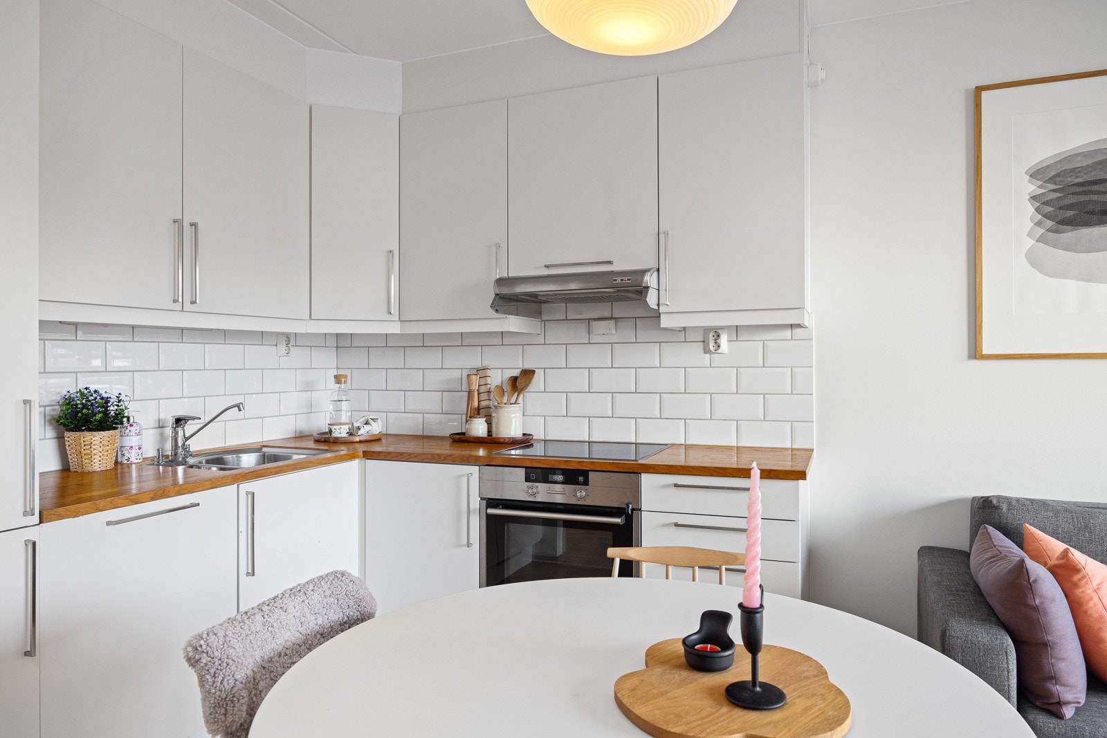 - Integrert stekeovn, koketopp, oppvaskmaskin og kjøl-/ fryseskap - Galleribilde