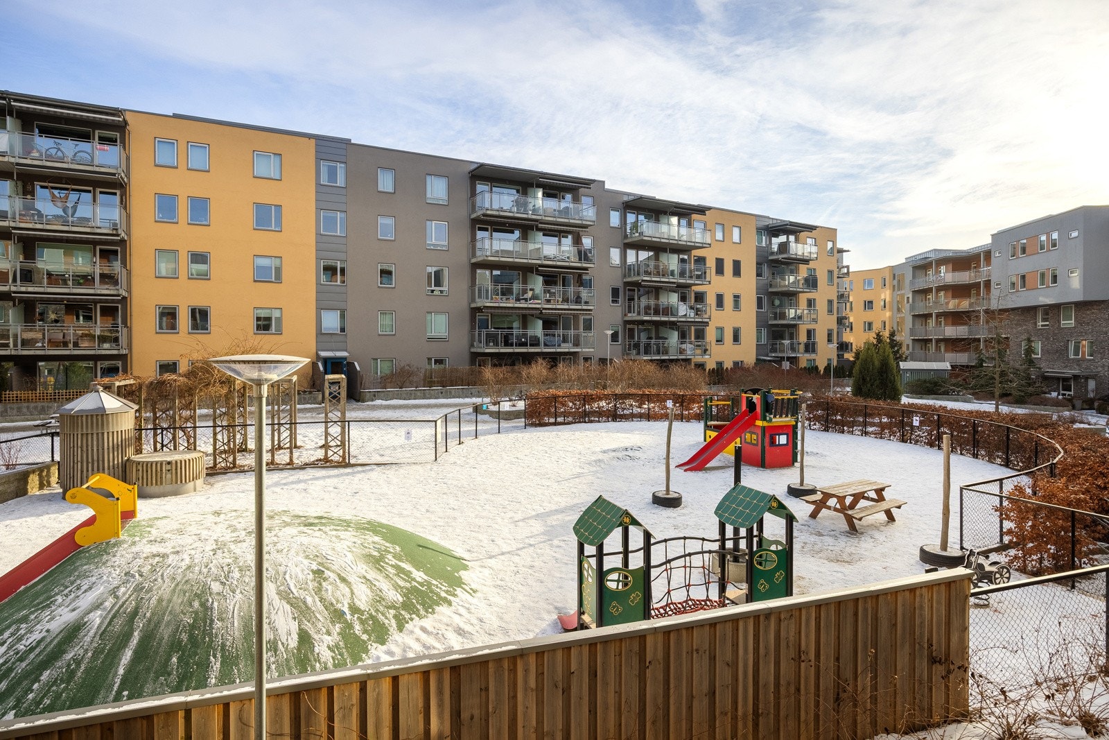 - Utsikt mot gårdsrommet fra svalgang og soverom - Galleribilde