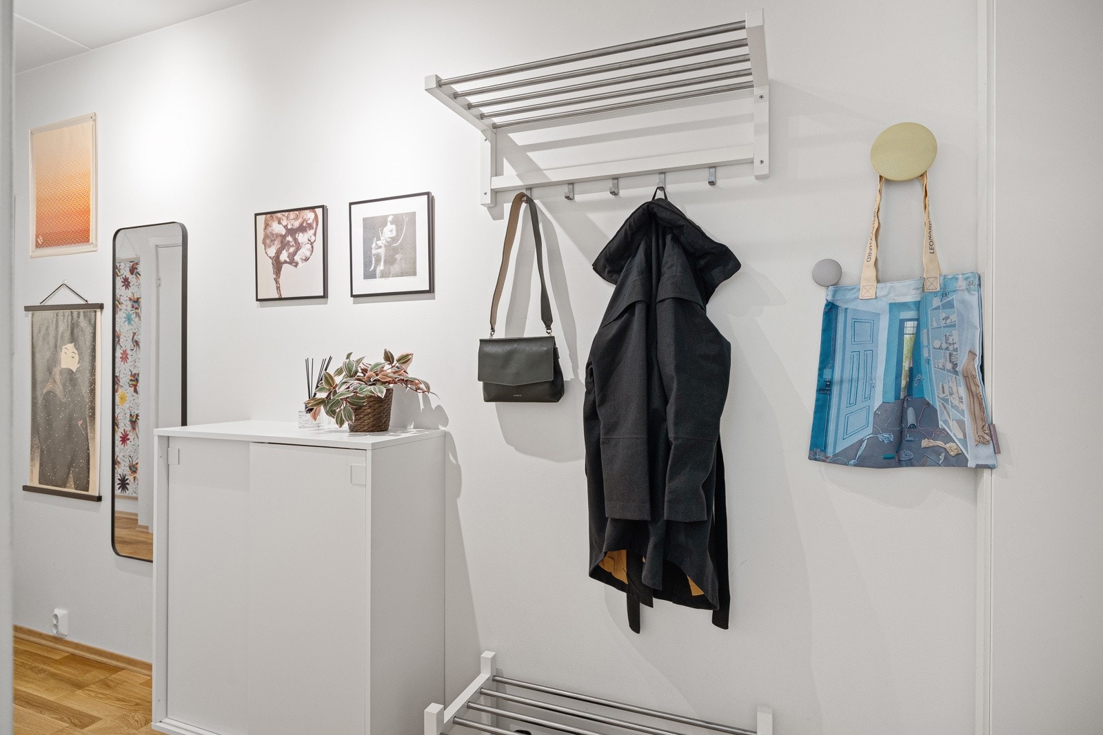 - Varmtvann, oppvarming (fjernvarme) og bredbånd via fiber er inkludert i fellesutgifter - Galleribilde