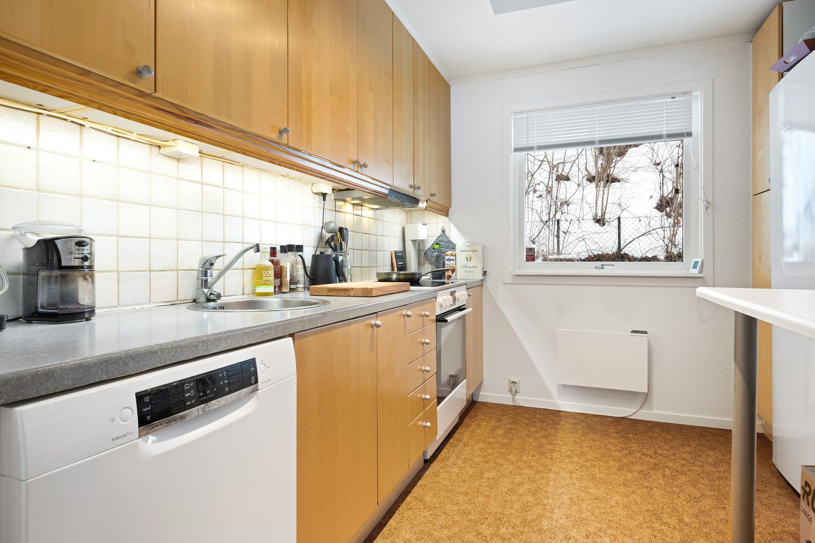 Hyggelig kjøkken med god lagringsplass i innredningen. Galleribilde