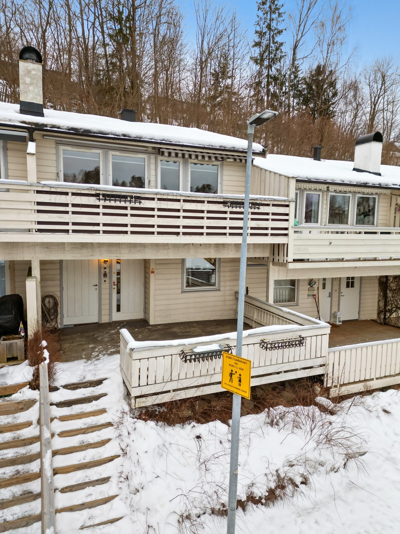 Innholdsrikt rekkehus over to plan med attraktiv og barnevennlig beliggenhet i Åbyfaret. Galleribilde