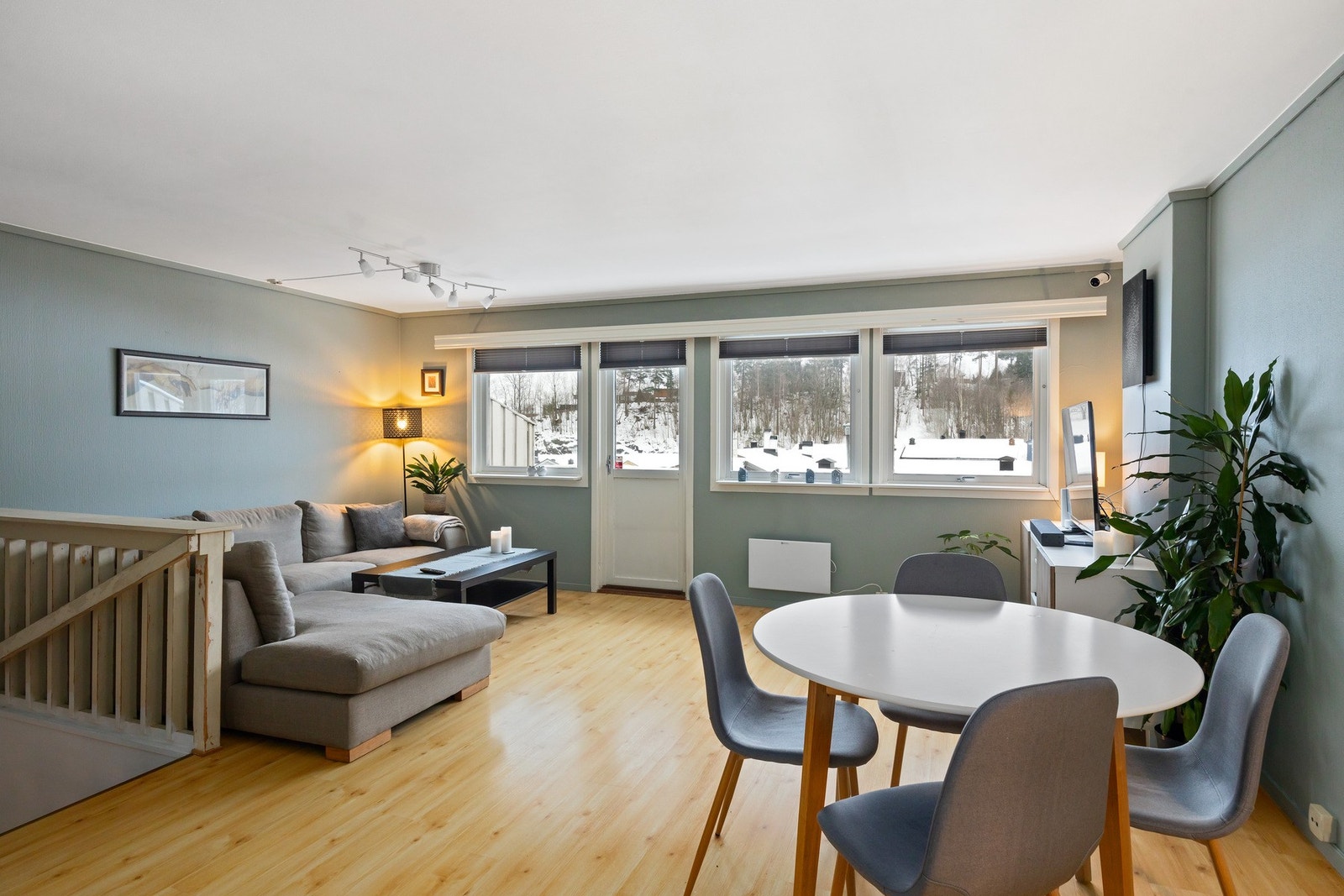 Lys og luftig stue med store vindusflater som slipper inn godt med naturlig lys. Galleribilde