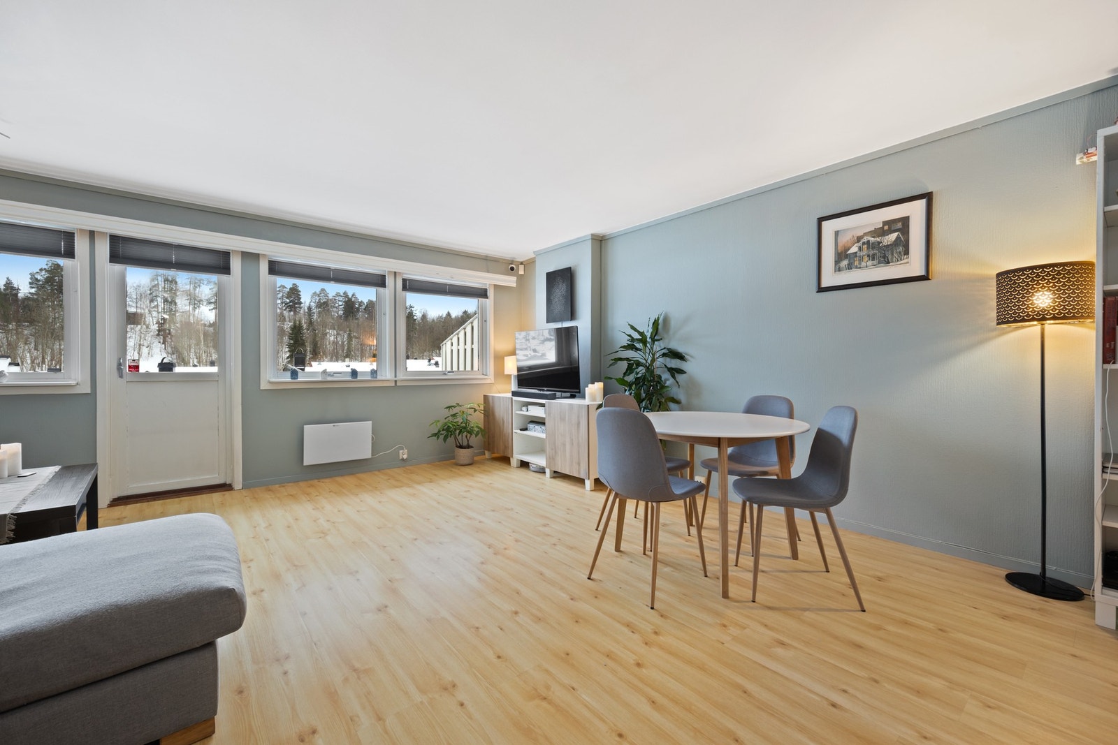 Her er det god plass til sofagruppe og spisestue. Galleribilde