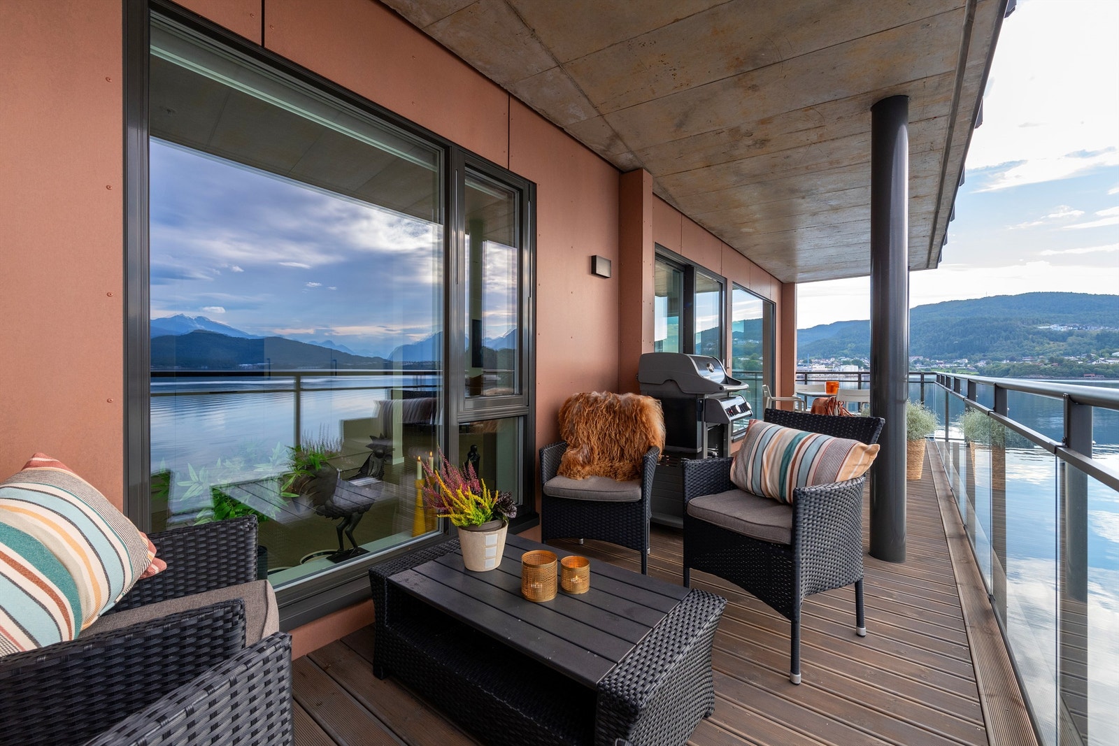 Terrassen er romslig med god plass til flere soner og sitteplasser Galleribilde