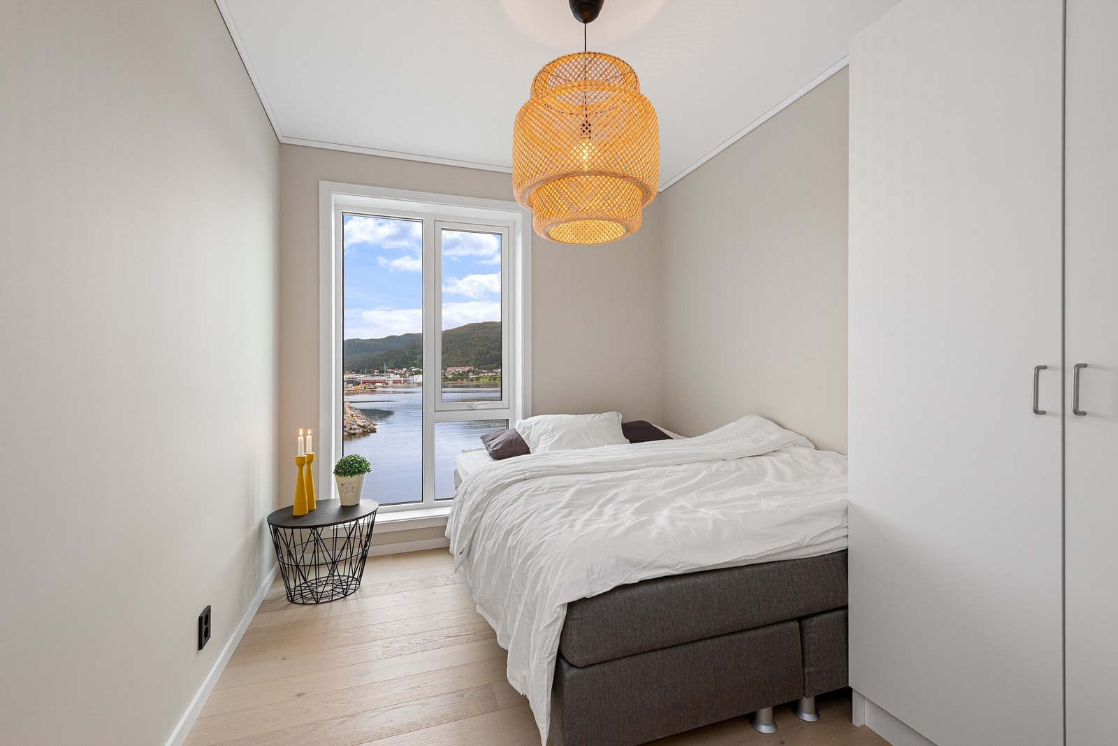 Lyst og pent soverom 2 med flott utsikt østover mot Sandingane Galleribilde