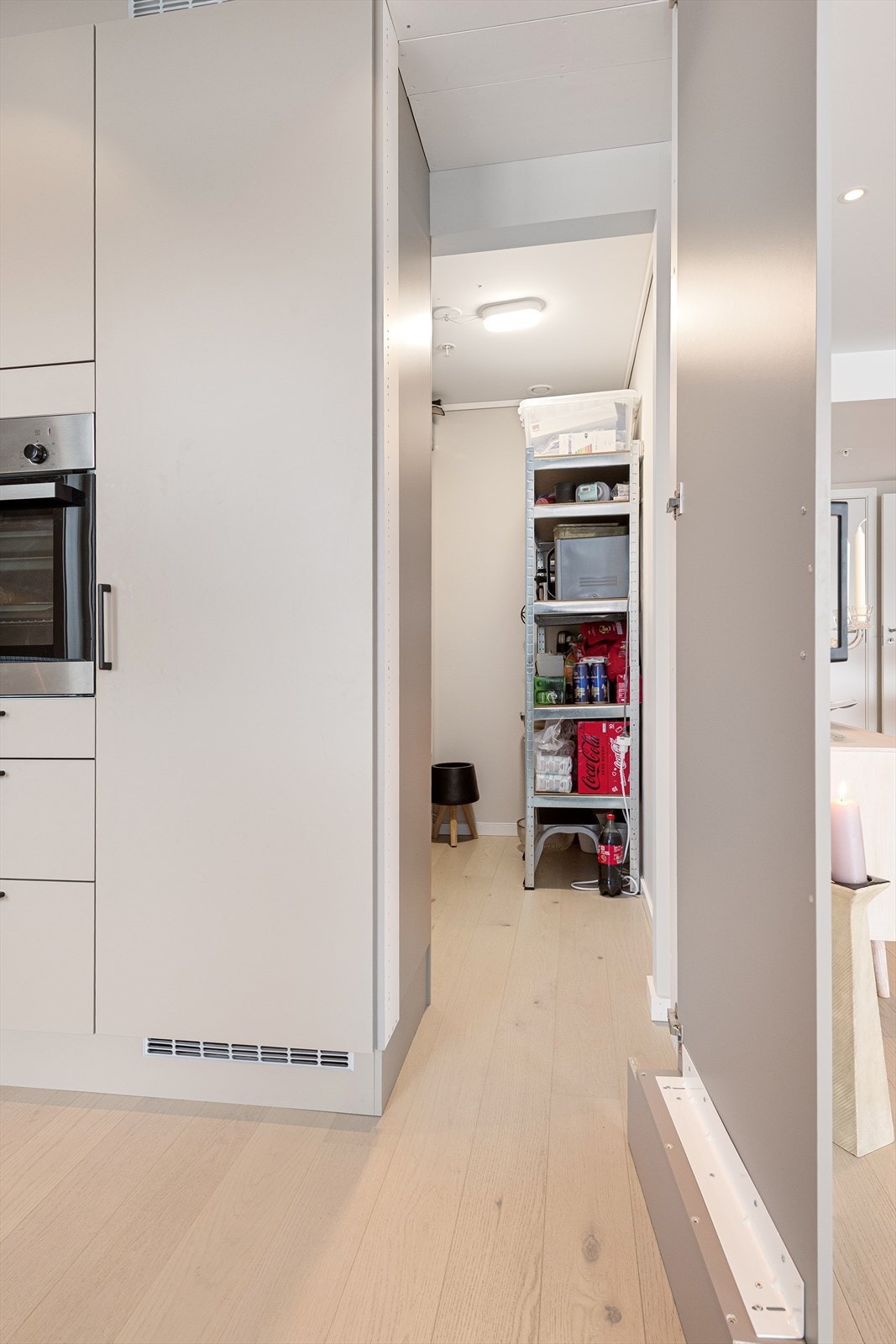 Spisskammers har god plass til oppbevaring Galleribilde