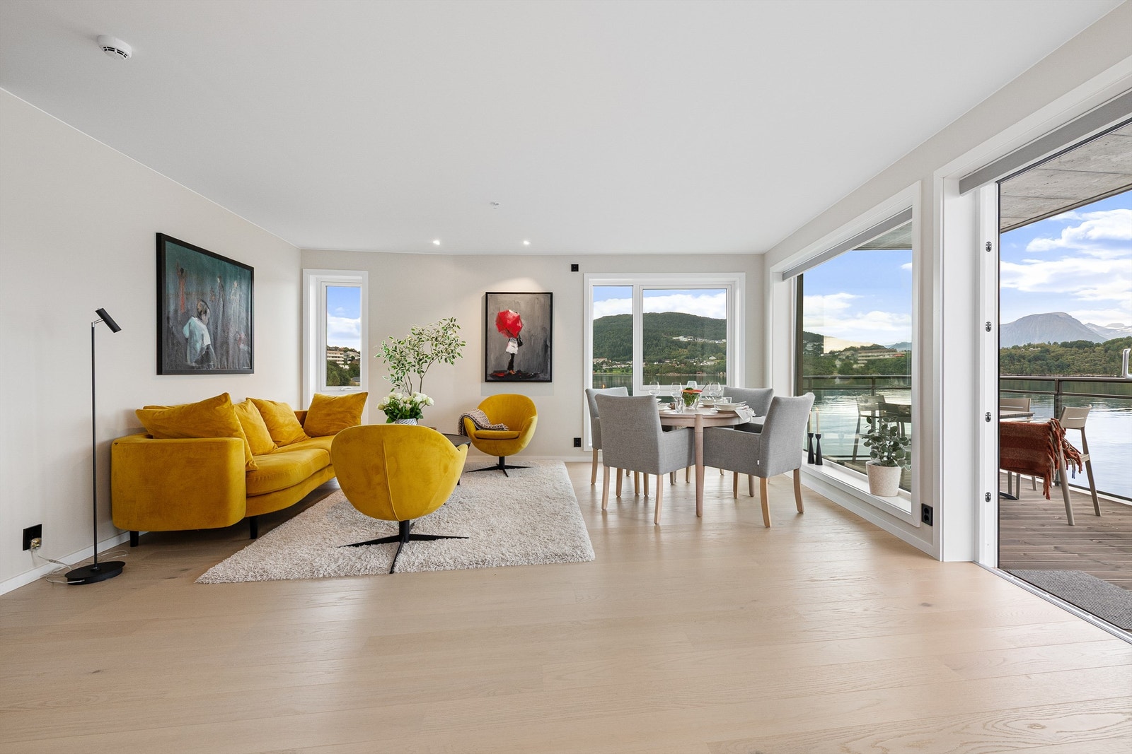 Plass til både sofagruppe og spisestue Galleribilde