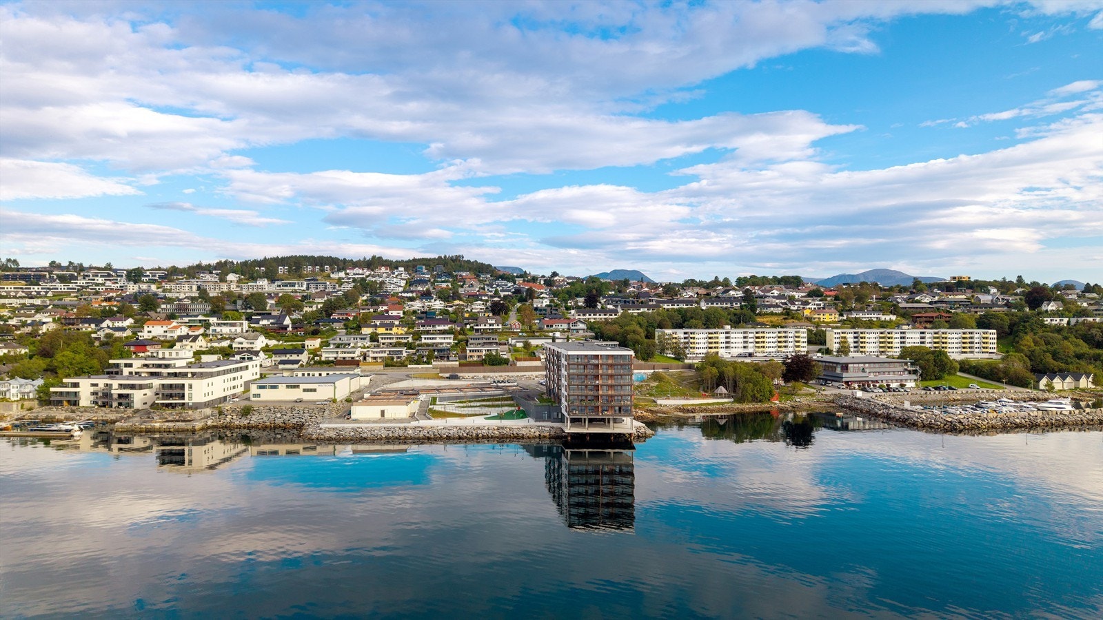 Dronebilde av sameiet sett fra sjøsiden Galleribilde