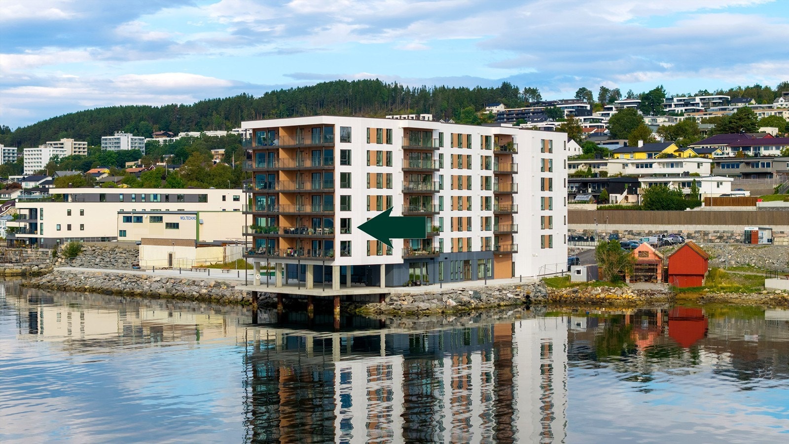 Dronebilde sett fra sjøsiden Galleribilde