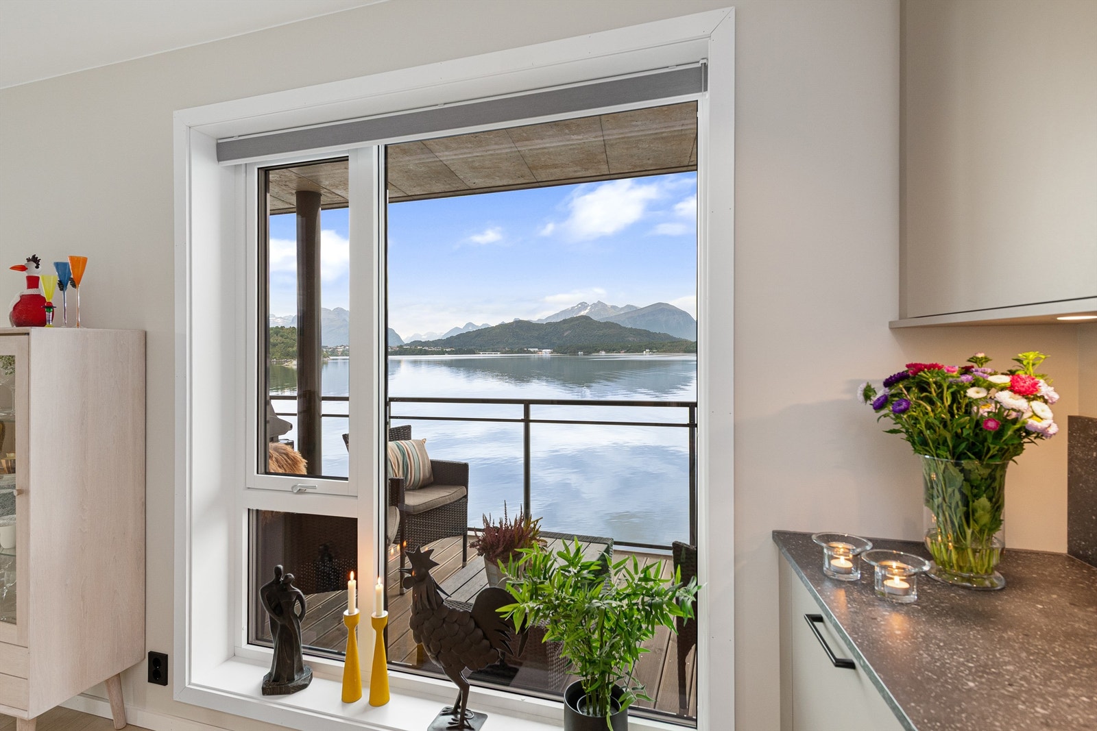 Flott utsikt også fra kjøkkenet - her ser blant annet mot Tørla Galleribilde