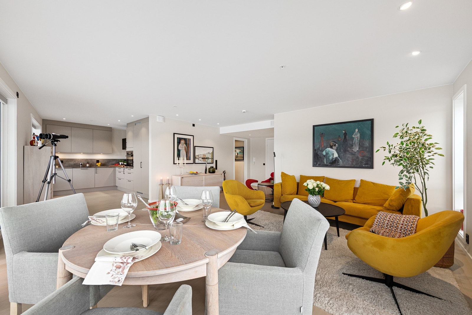 Åpen løsning mellom kjøkken og stue med gode møbleringsmuligheter Galleribilde