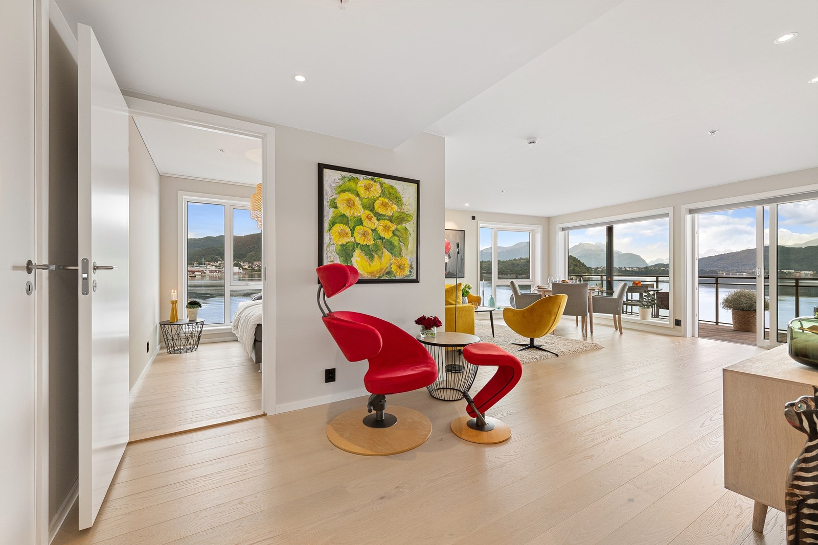 Det er adkomst til soverom nr. 2 fra stue Galleribilde