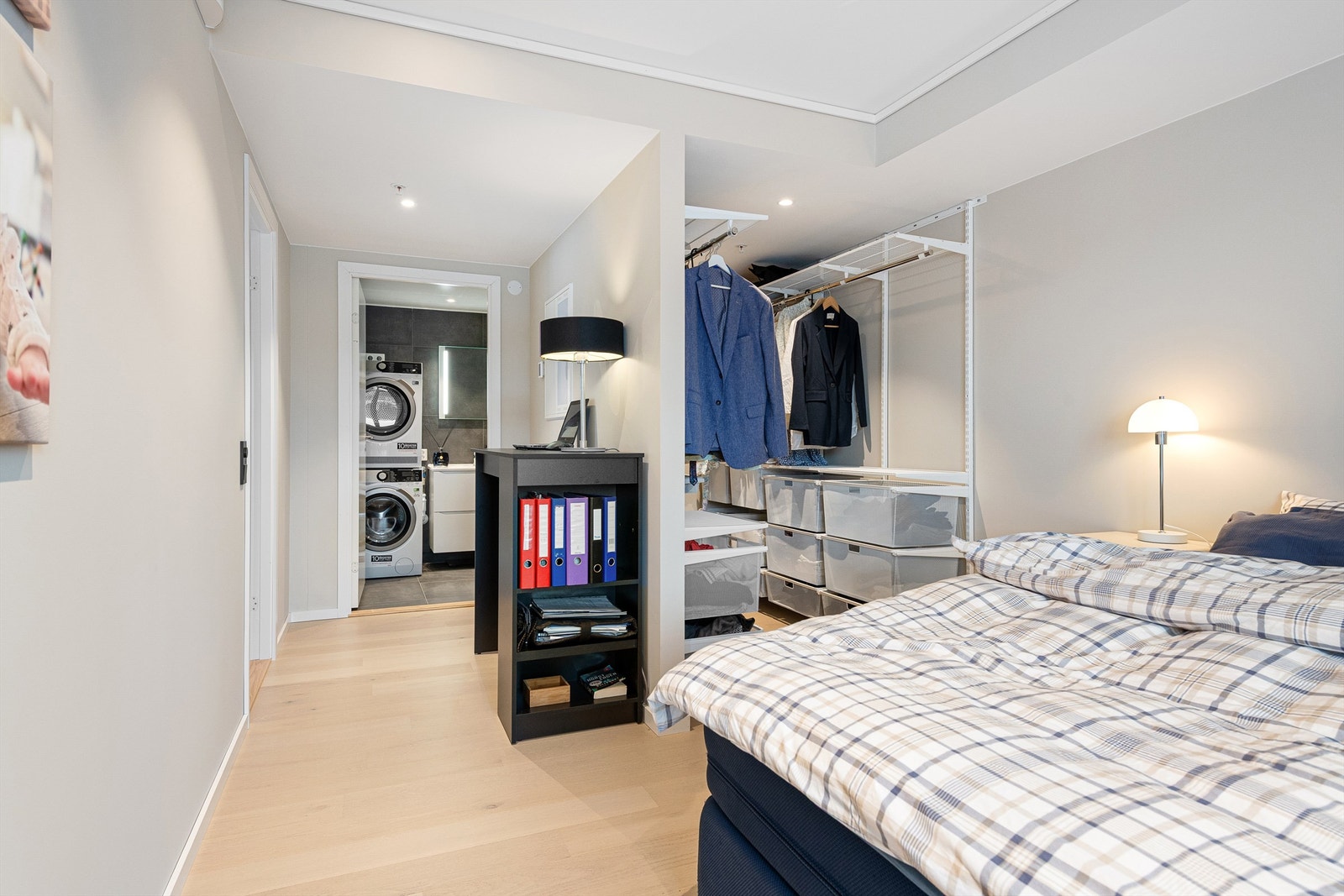 Hovedsoverom med inngang til eget bad og walk in closet Galleribilde