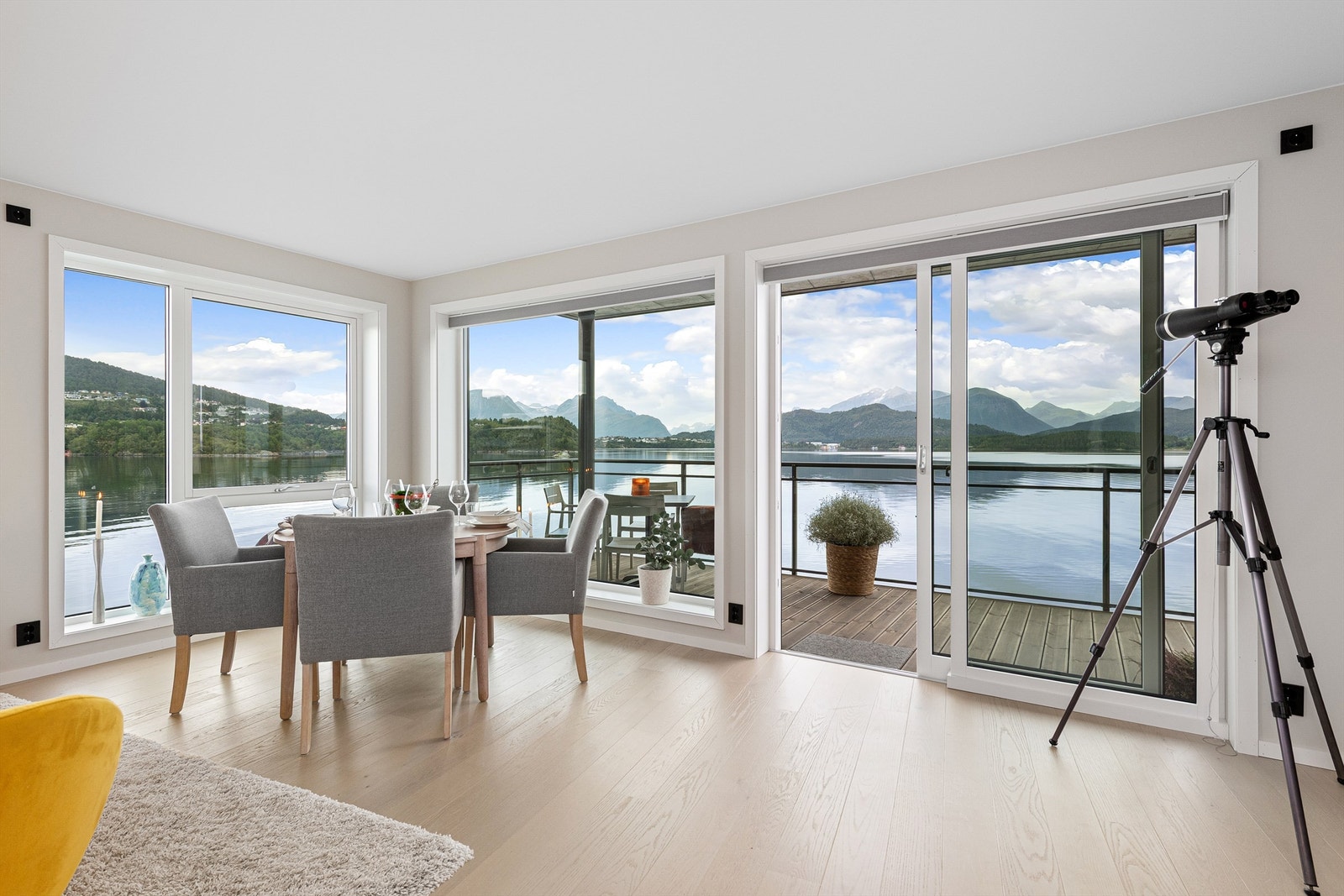 Spisegruppen er praktisk plassert i nærheten til kjøkkenet Galleribilde