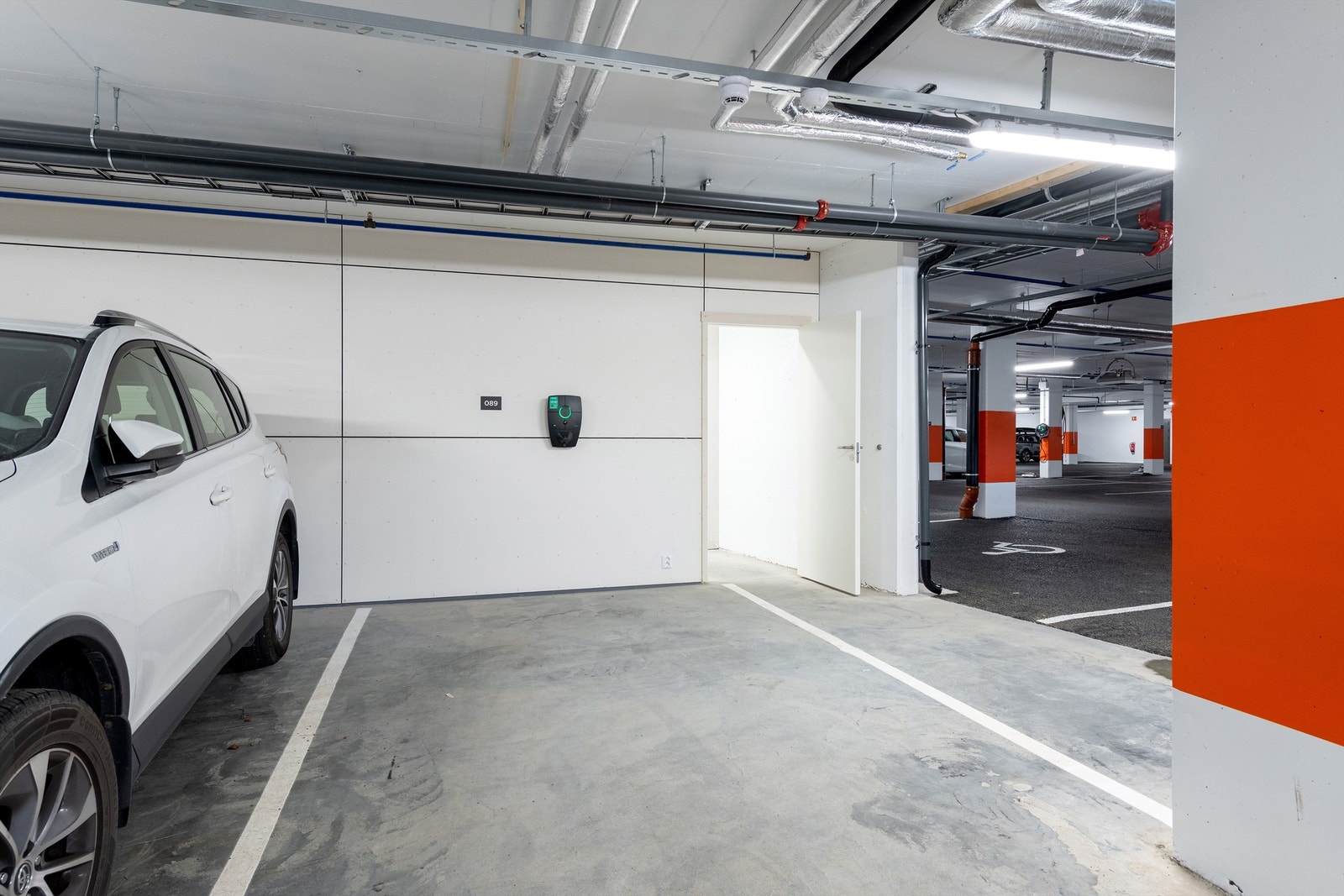 Leiligheten disponerer 1 parkeringsplass med uttak for lading av el-bil Galleribilde