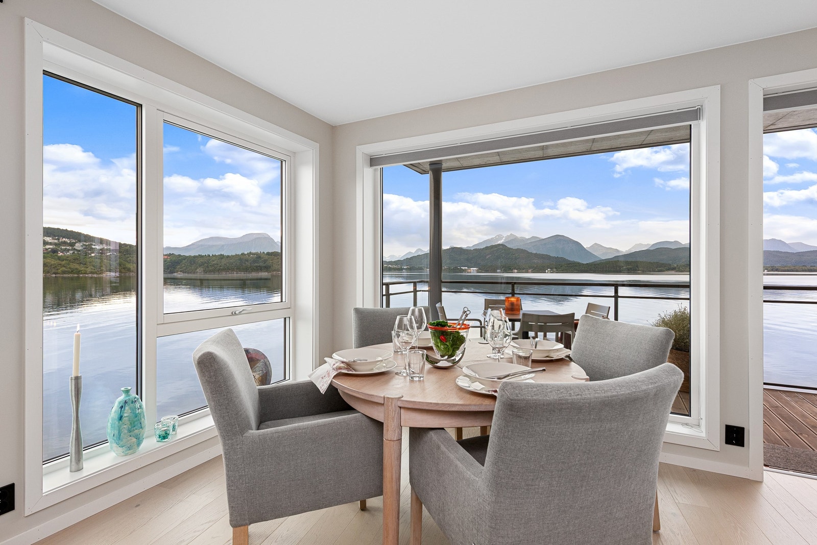 Flott utsikt fra spisegruppen med gode lysforhold Galleribilde